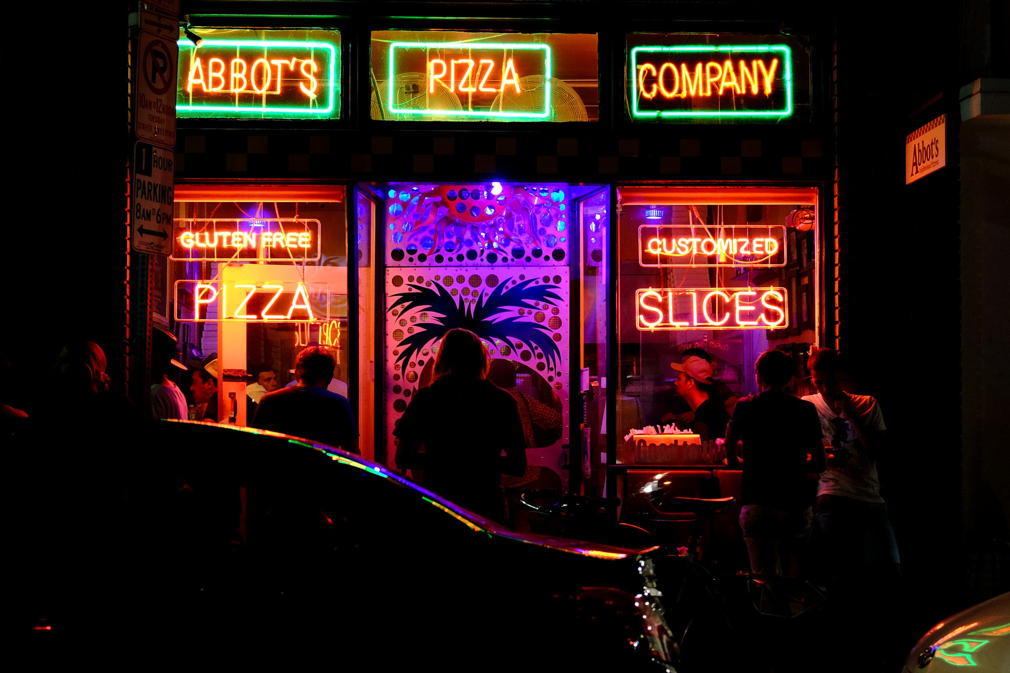 Fujifilm X-E2S + Fujifilm XF 35mm F2 R WR sample photo. Neon pizza photography