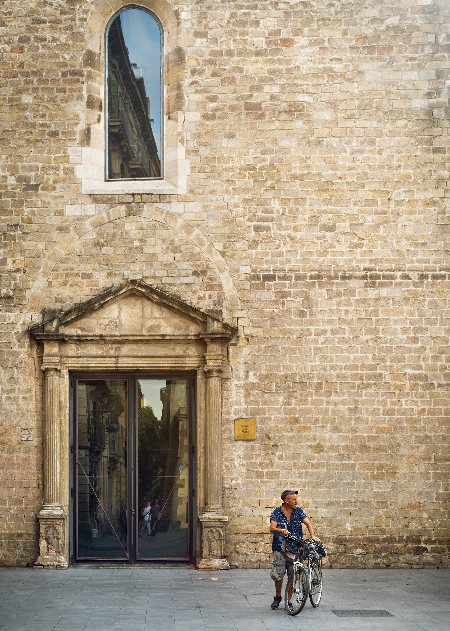 Nikon D750 + Sigma 24-70mm F2.8 EX DG Macro sample photo. Gente del raval photography