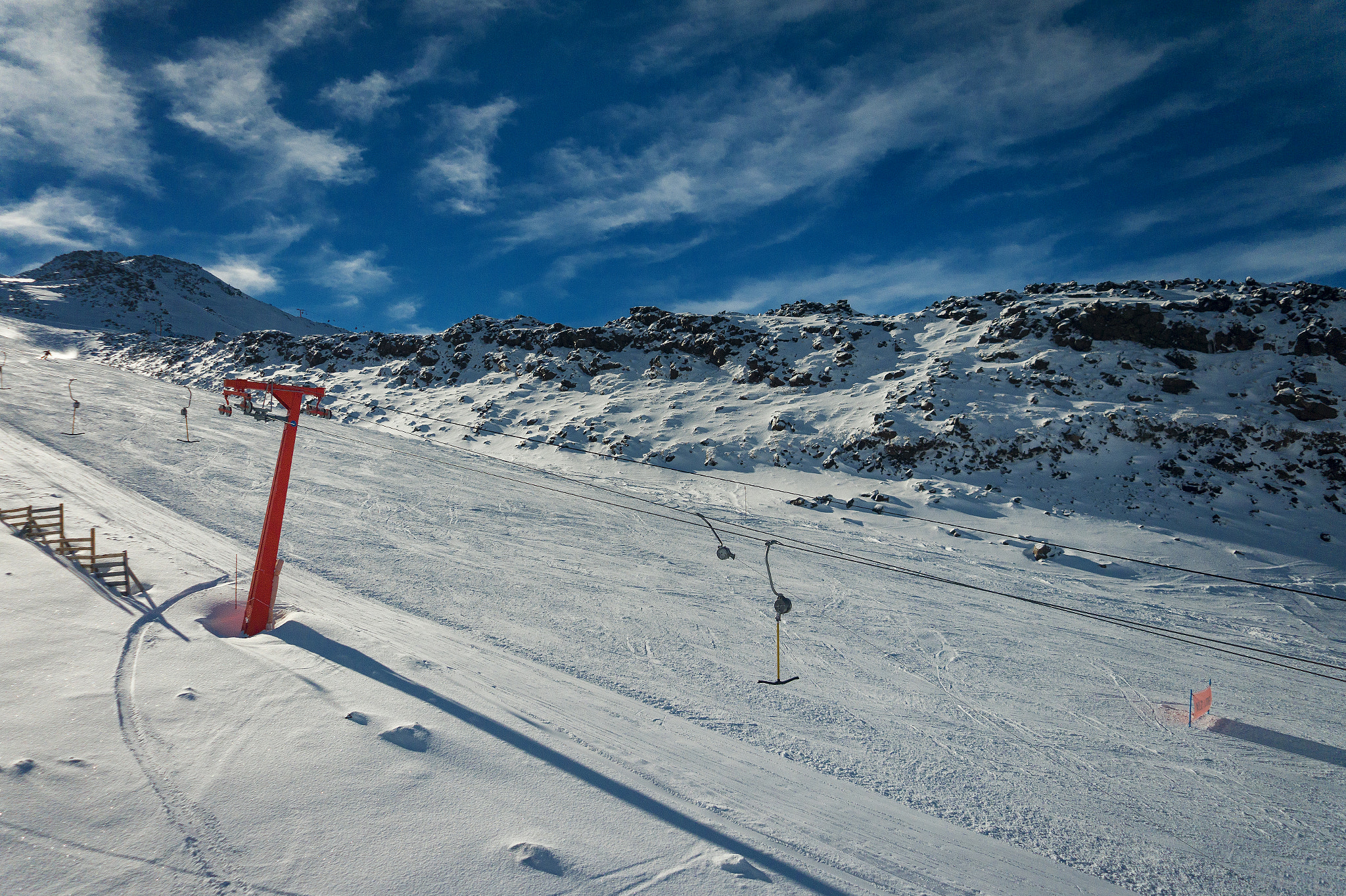 E 18-50mm F4-5.6 sample photo. Ascending to the summit photography