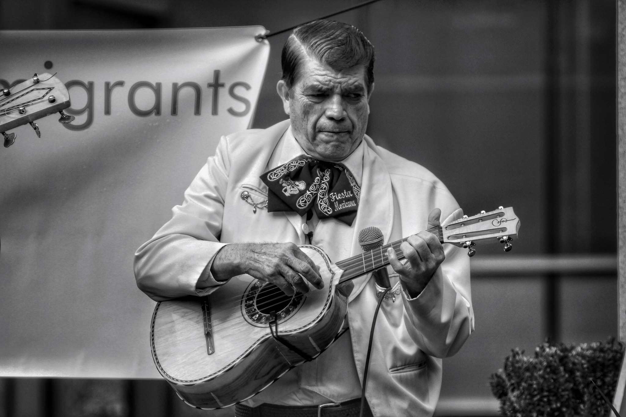 Canon EF 28-300mm F3.5-5.6L IS USM sample photo. Street music photography