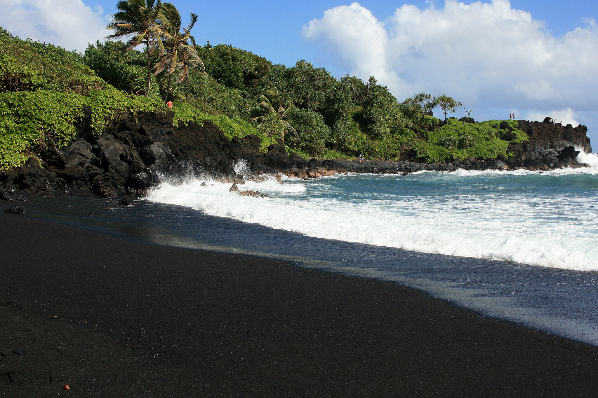 Canon EOS 400D (EOS Digital Rebel XTi / EOS Kiss Digital X) sample photo. Black sand beach photography