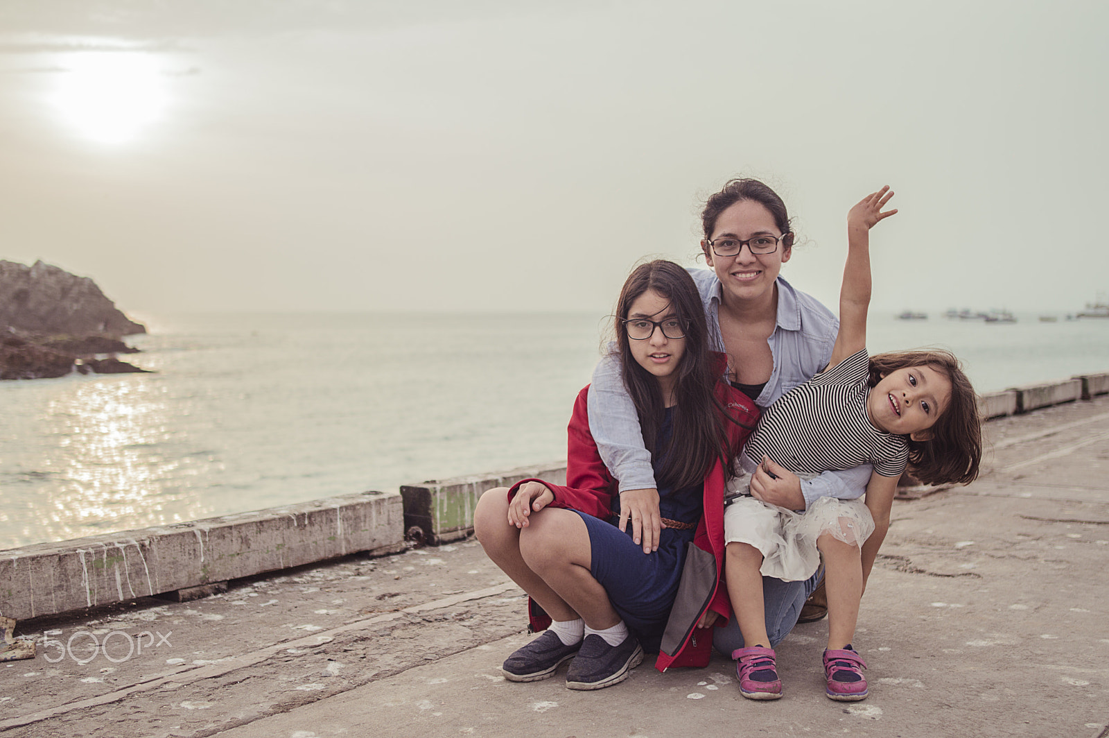 Nikon D3200 + Nikon AF-S Nikkor 24mm F1.8G ED sample photo. Family portrait photography