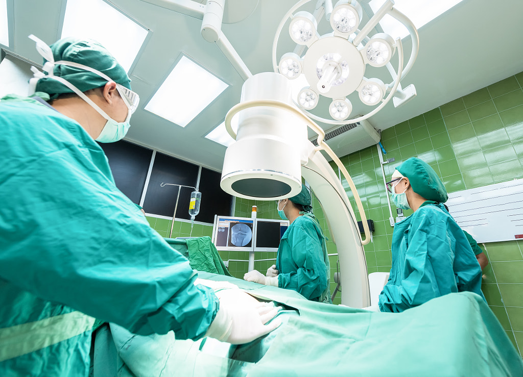Surgery Team Operating, автор — Sasin Tipchai на 500px.com