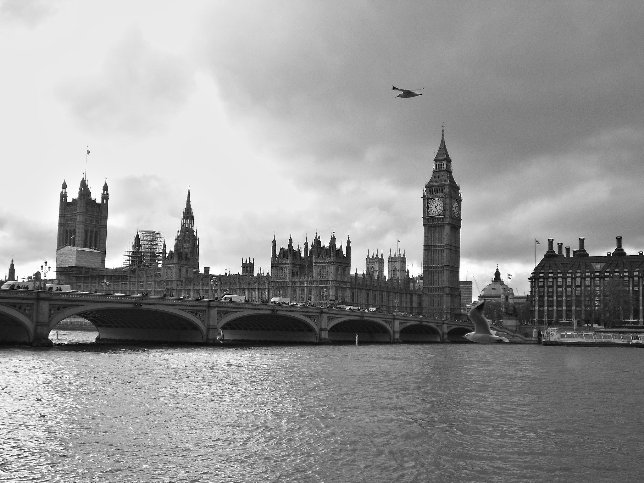 Samsung ES95 sample photo. Typical wheater in london photography