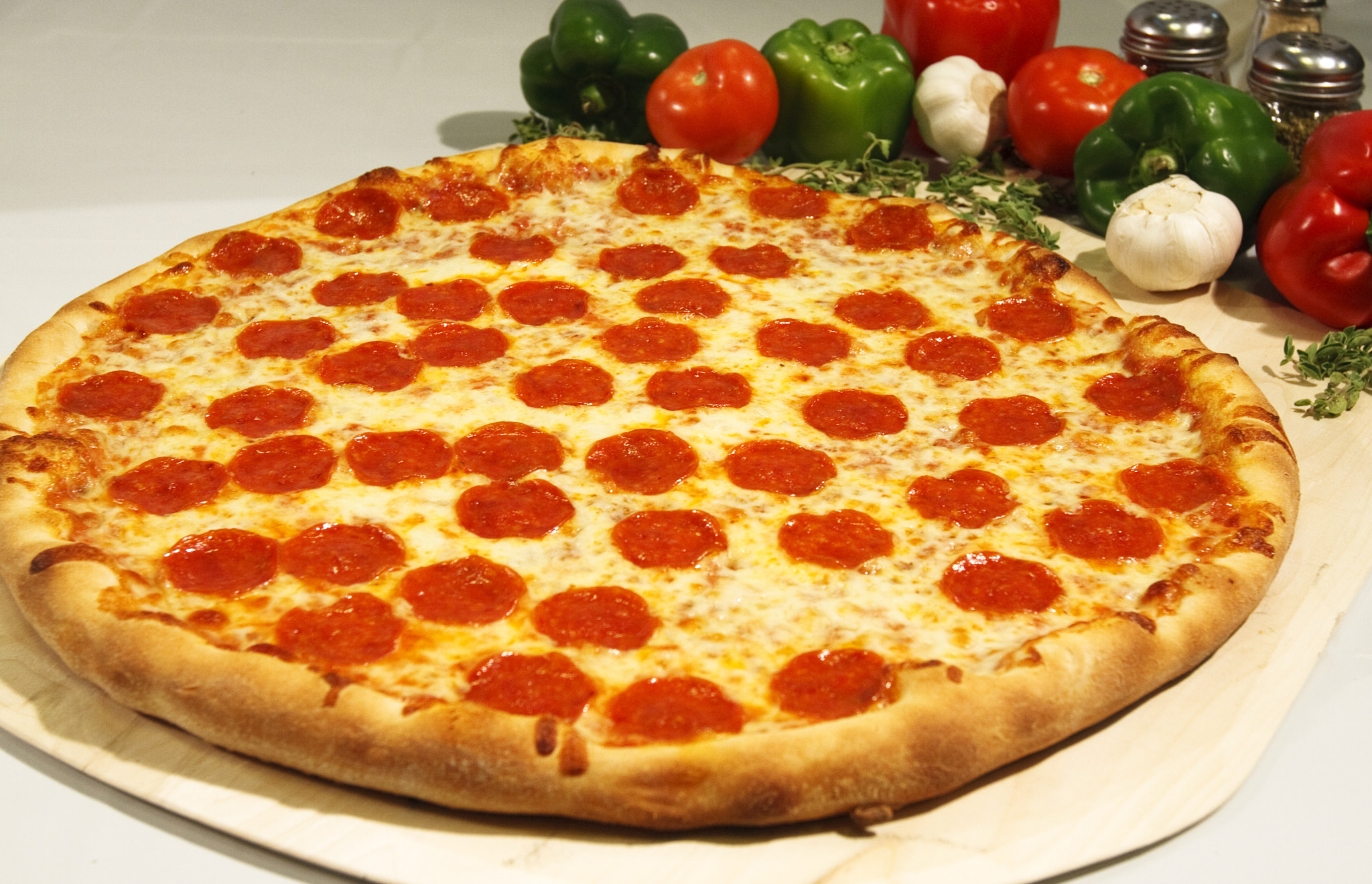 Canon EF 16-35mm F2.8L II USM sample photo. Huge pizza photography