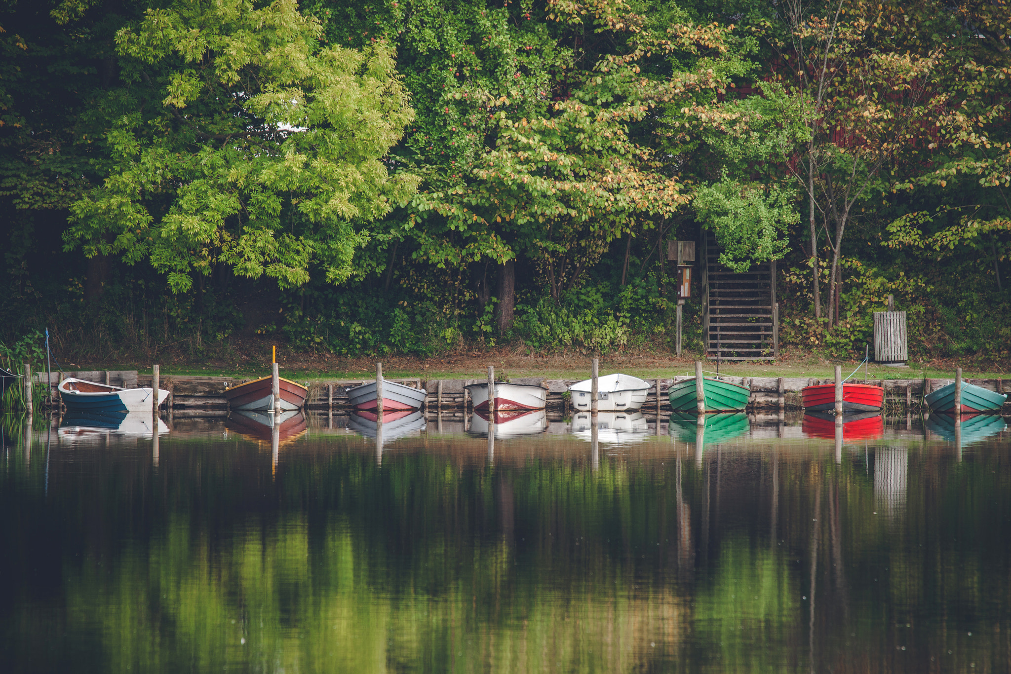 Sony Alpha DSLR-A900 + Sony 70-400mm F4-5.6 G SSM II sample photo. Boats on a row at the shore photography
