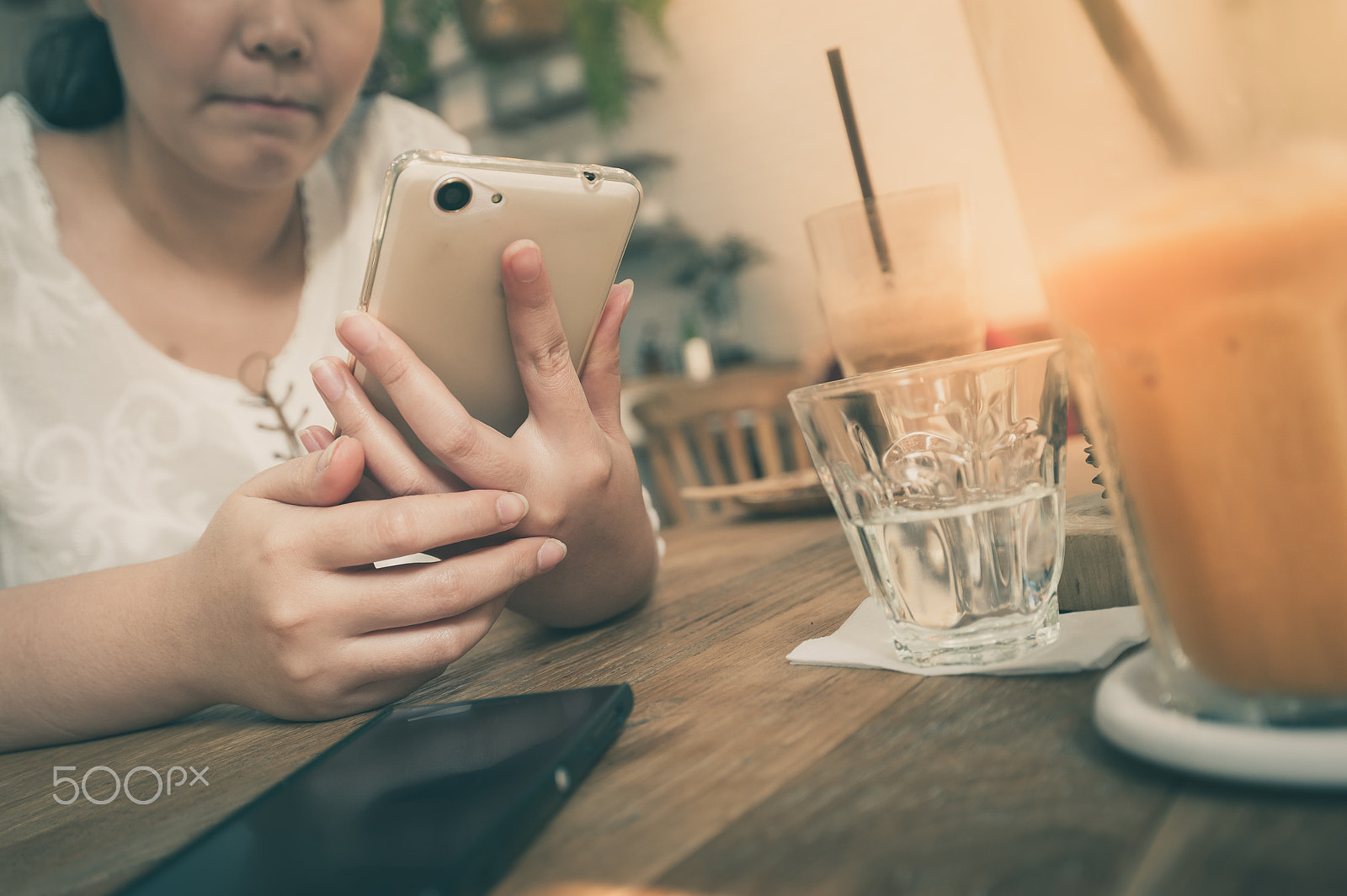 Nikon AF-S Nikkor 18-35mm F3.5-4.5G ED sample photo. Woman using phone in cafe photography