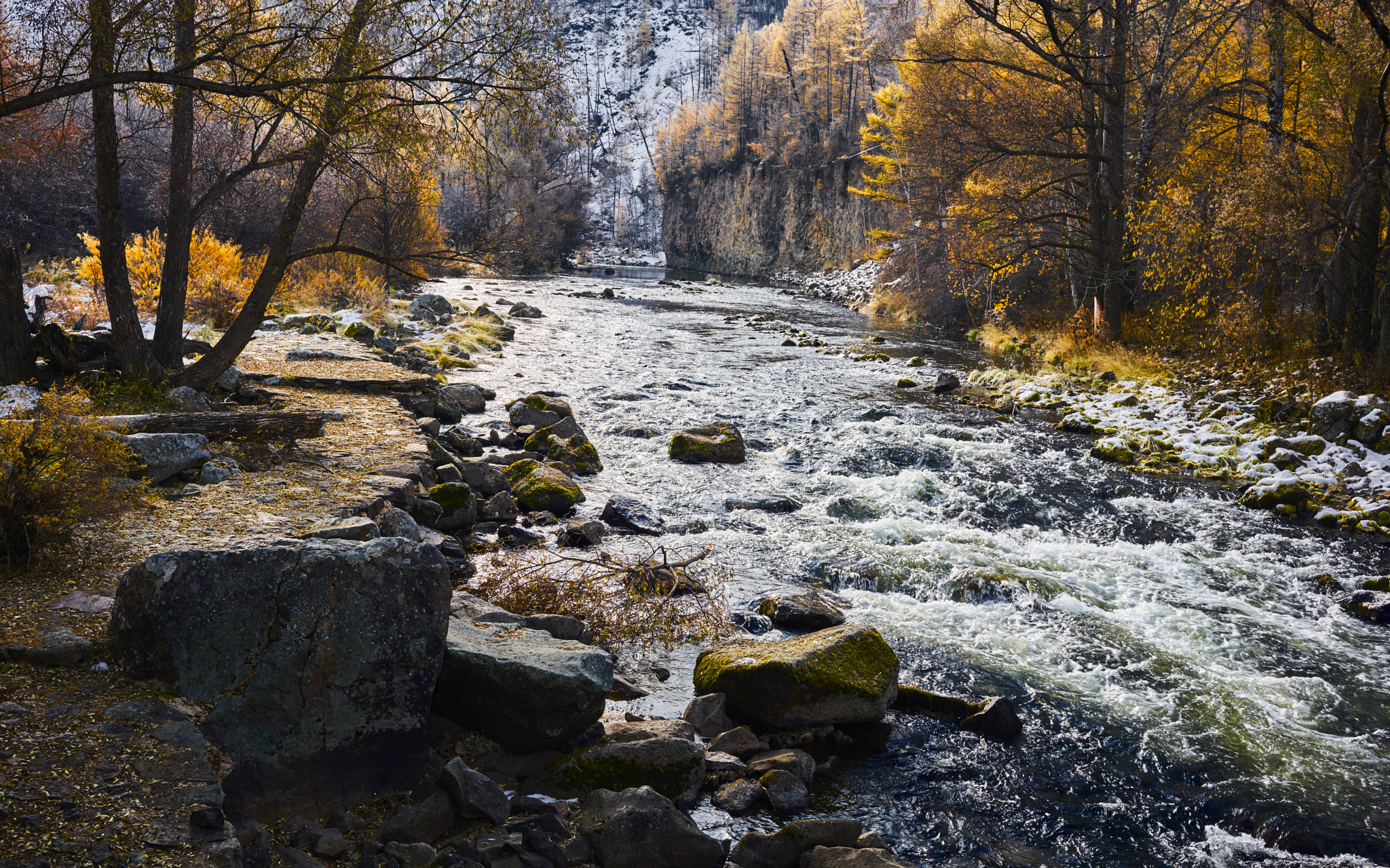 Sony a7R II + ZEISS Loxia 35mm F2 sample photo. Ponds and cliffs photography