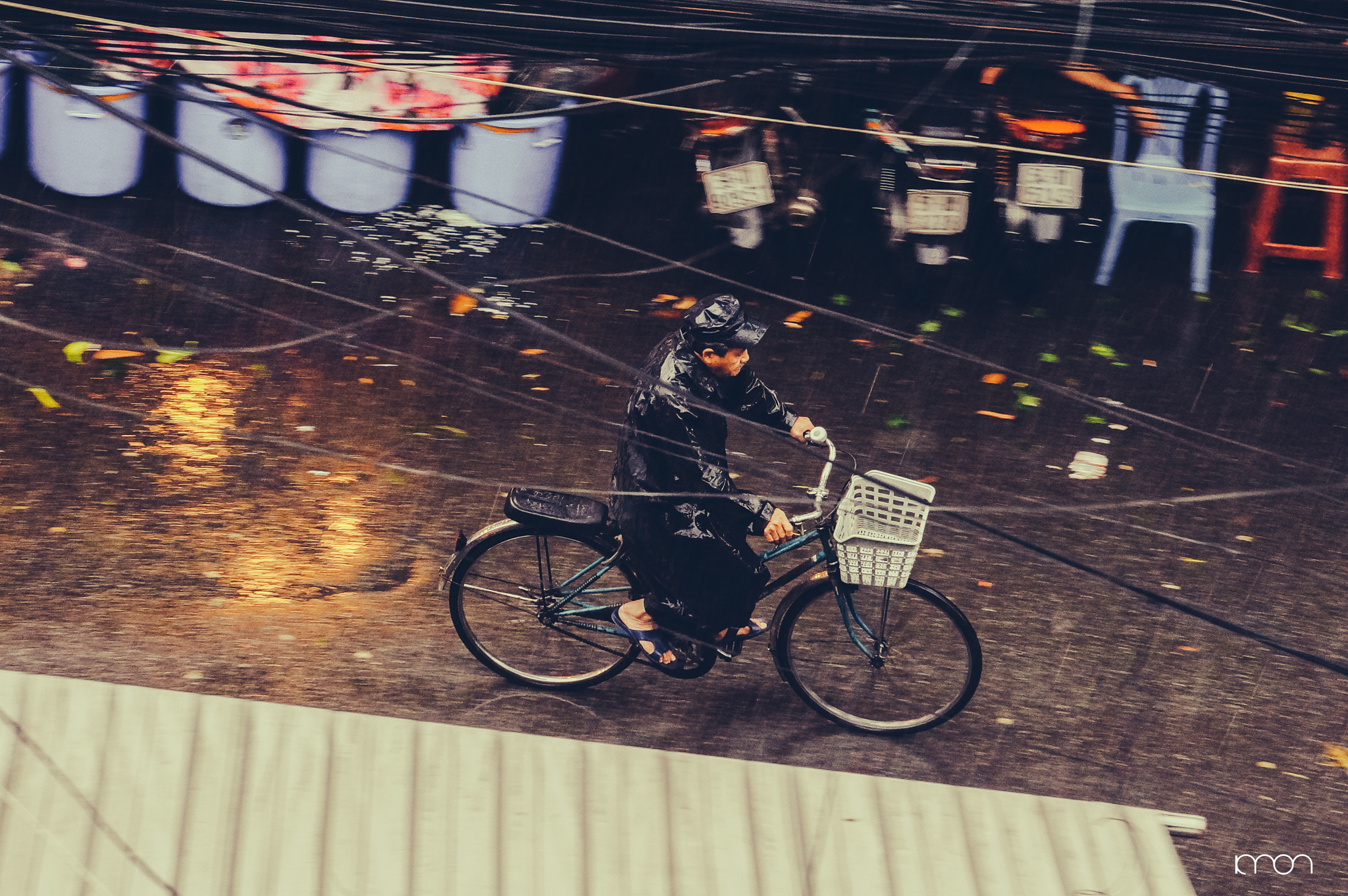 Sony Alpha NEX-5N + Sony E 55-210mm F4.5-6.3 OSS sample photo. Morning rain photography