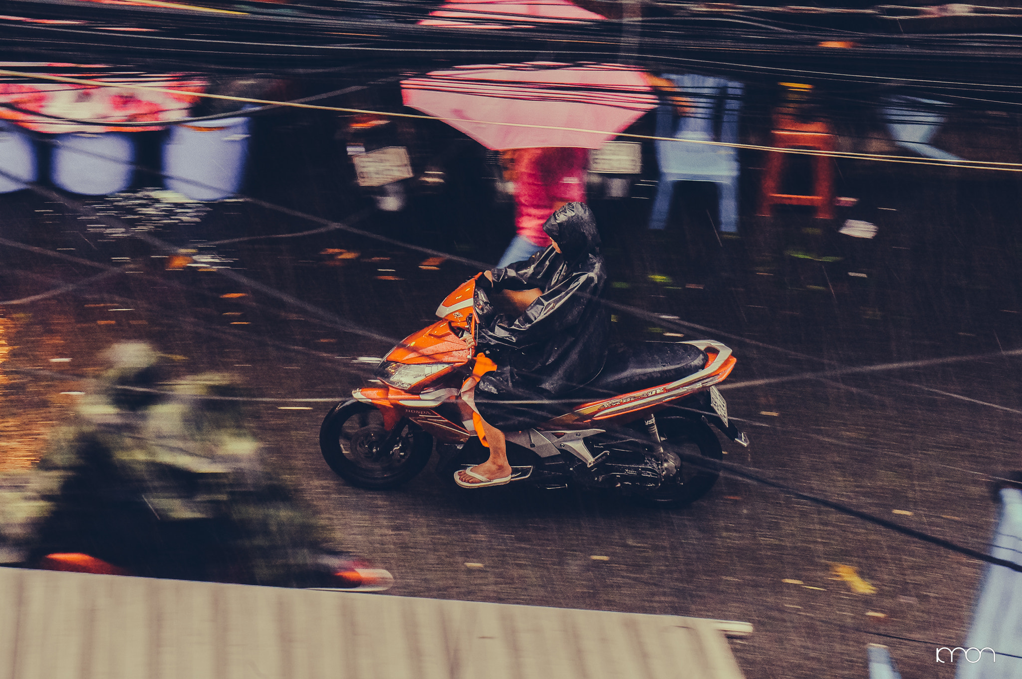 Sony Alpha NEX-5N + Sony E 55-210mm F4.5-6.3 OSS sample photo. Morning rain photography