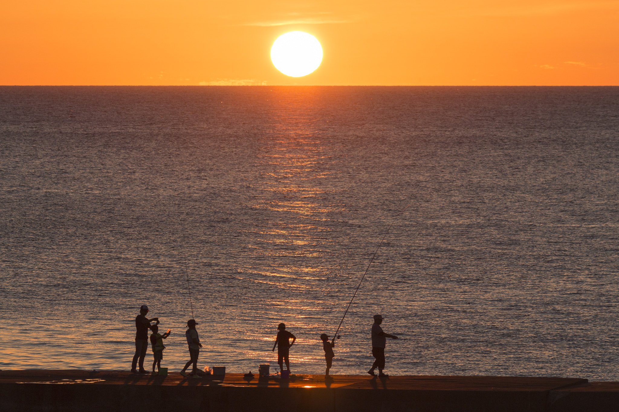 Canon EOS 70D + Canon EF 200mm F2.8L II USM sample photo. Family silhouette photography