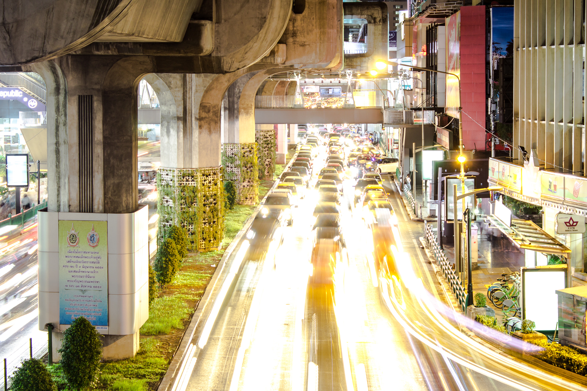 Canon EF-S 18-55mm F3.5-5.6 III sample photo. Bangkok street night photography
