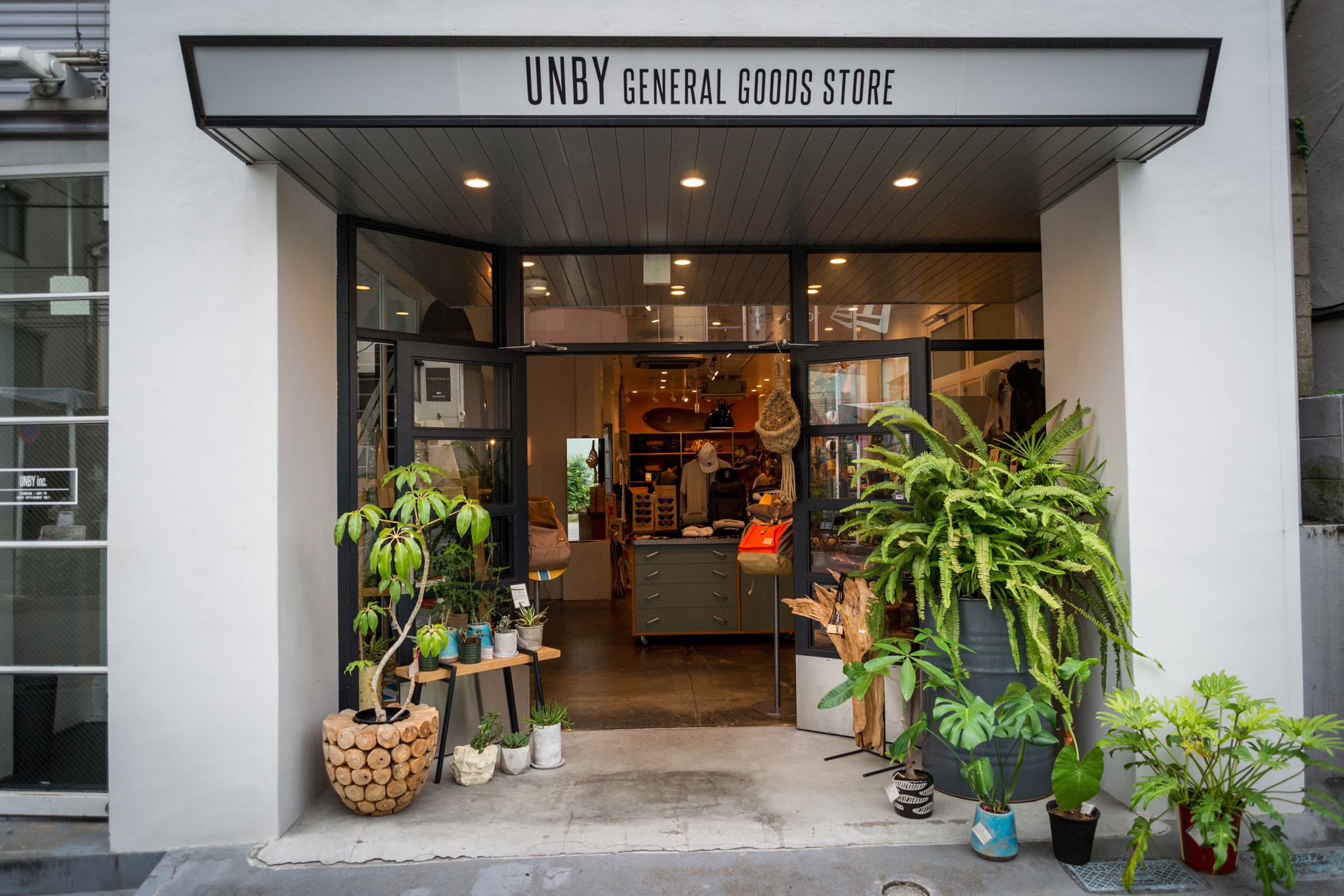 Sony Alpha DSLR-A850 + Minolta AF 24-50mm F4 sample photo. Store in harajuku photography