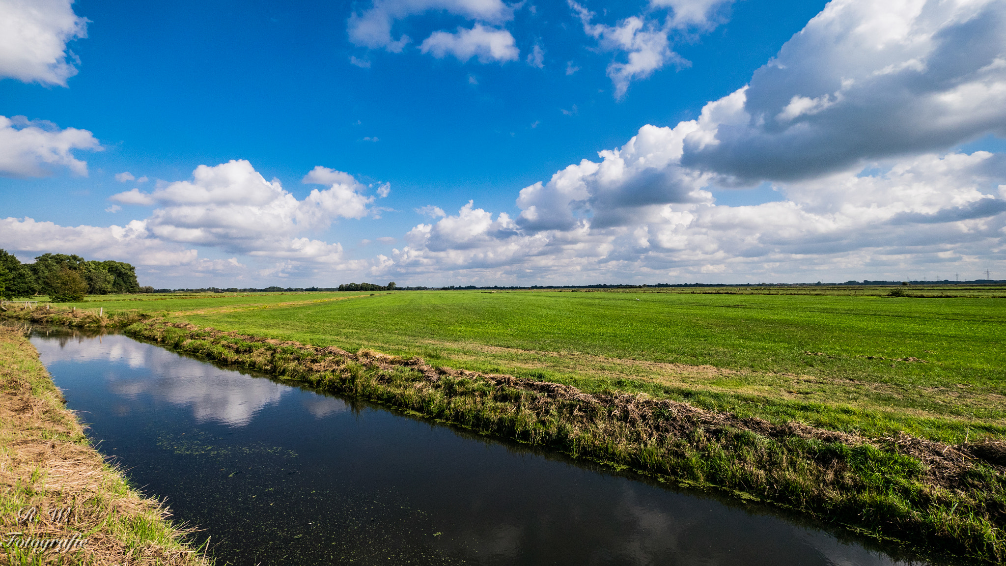 Panasonic Lumix DMC-GM1 + Panasonic Lumix G Vario 7-14mm F4 ASPH sample photo. Weites land photography