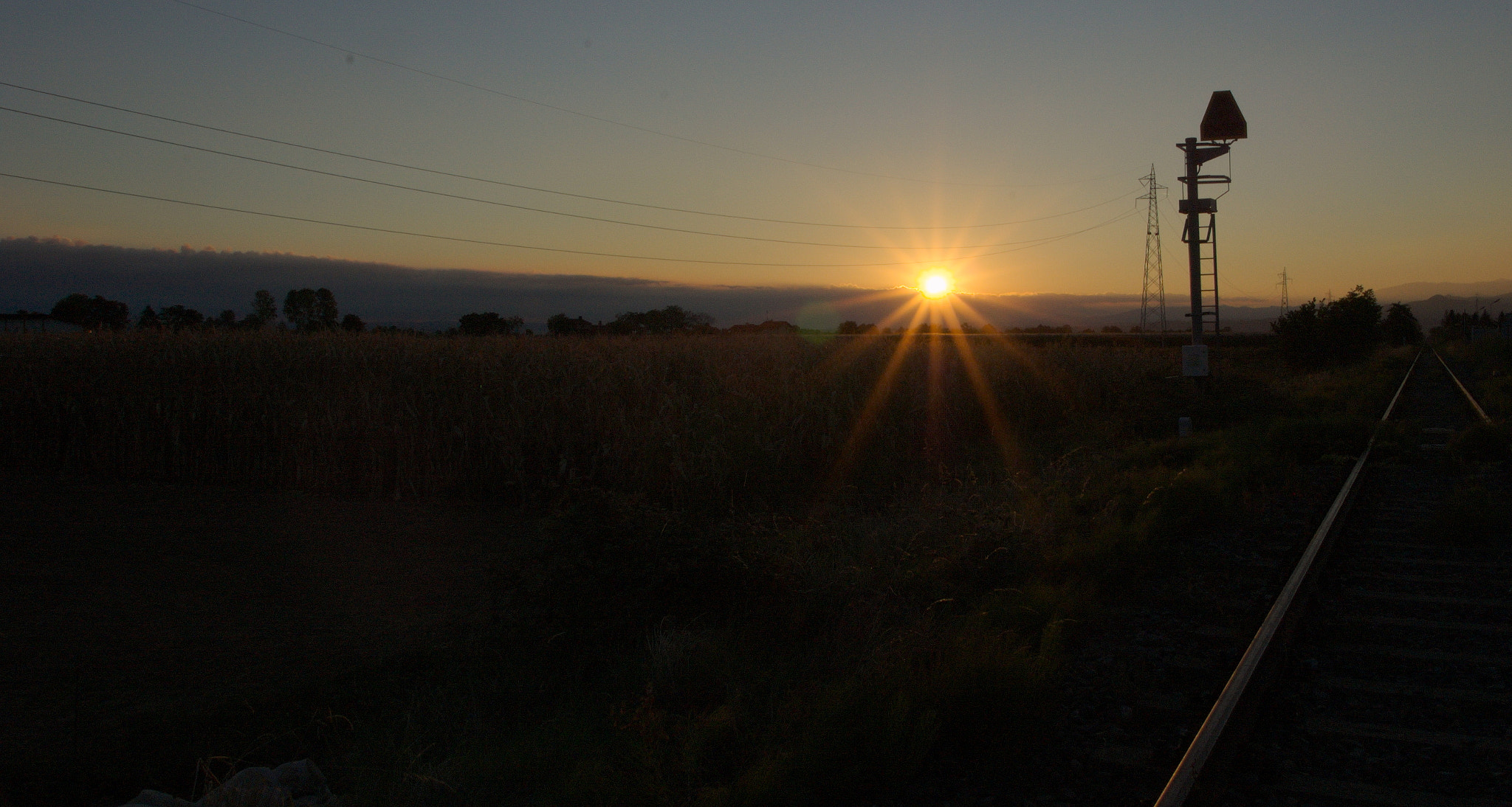 Sigma 18-200mm F3.5-6.3 DC OS HSM sample photo. Lungo i binari photography