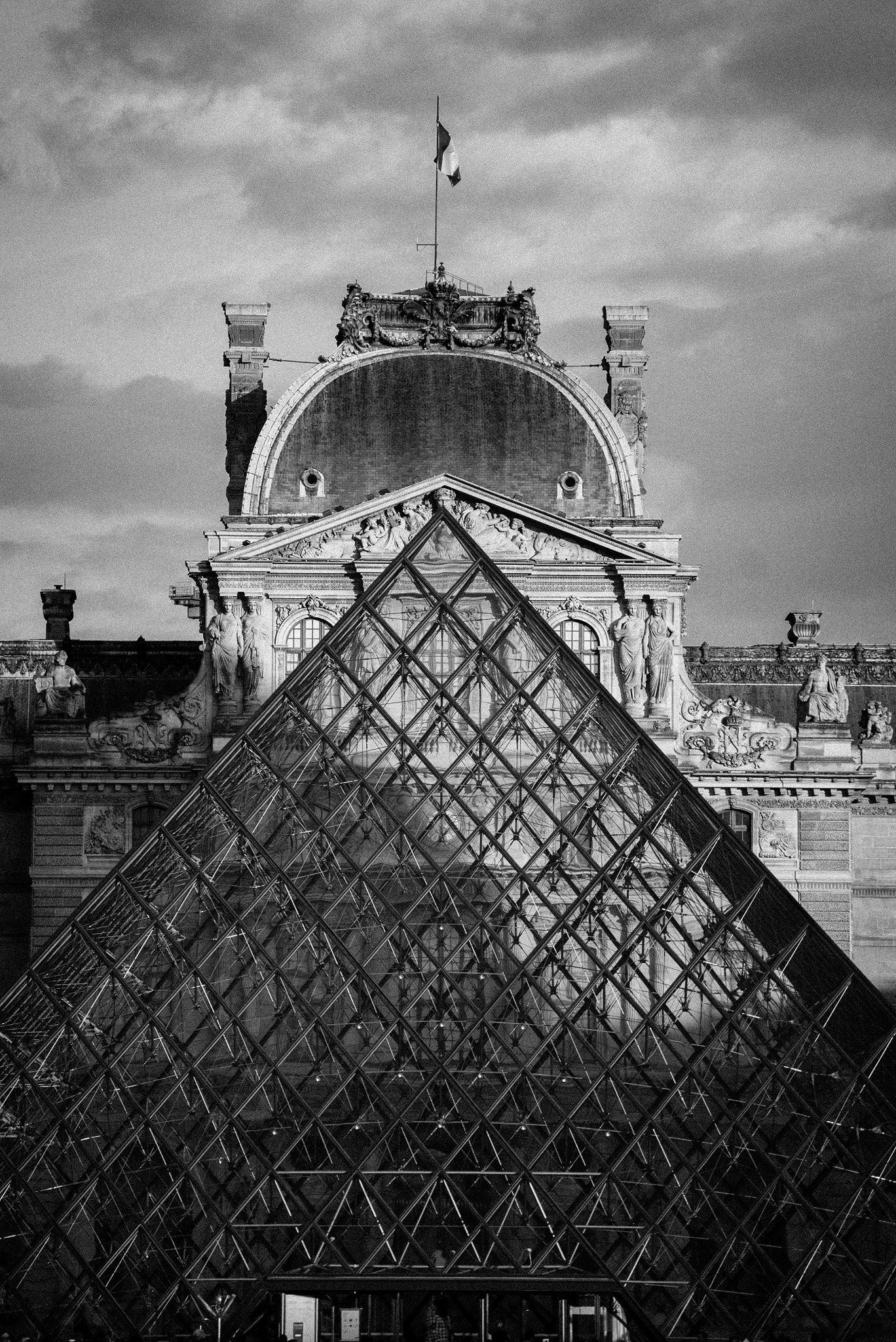 Sony a7S + Sony FE 70-200mm F4 G OSS sample photo. Le louvre. photography