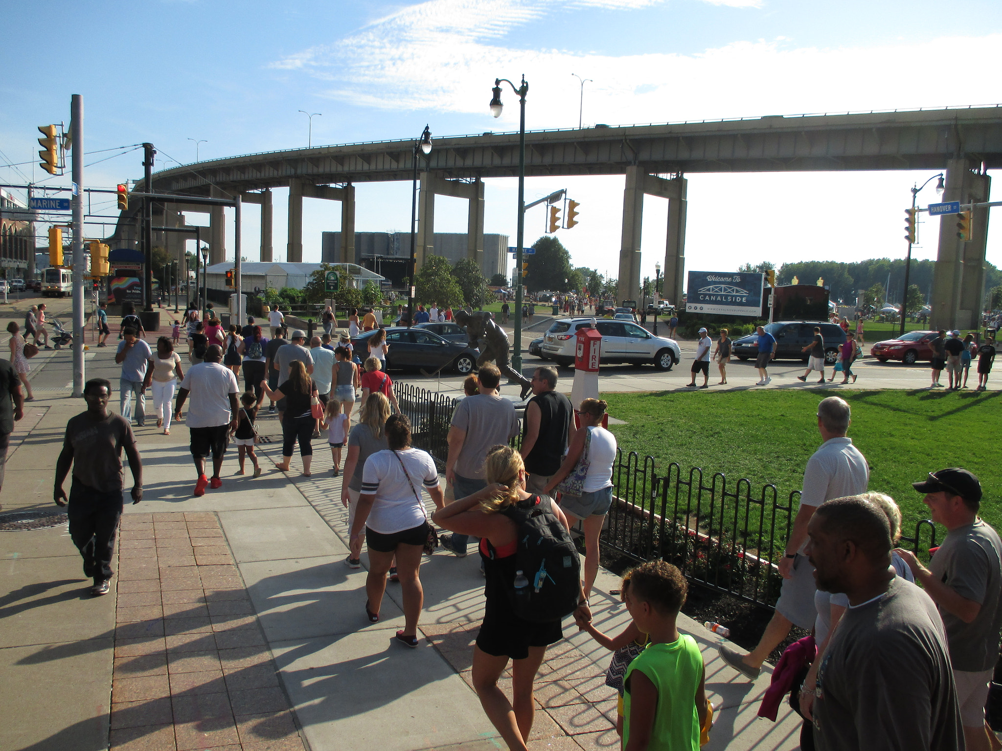 Canon PowerShot ELPH 135 (IXUS 145 / IXY 120) sample photo. Canalside crowd 1 20160827 photography