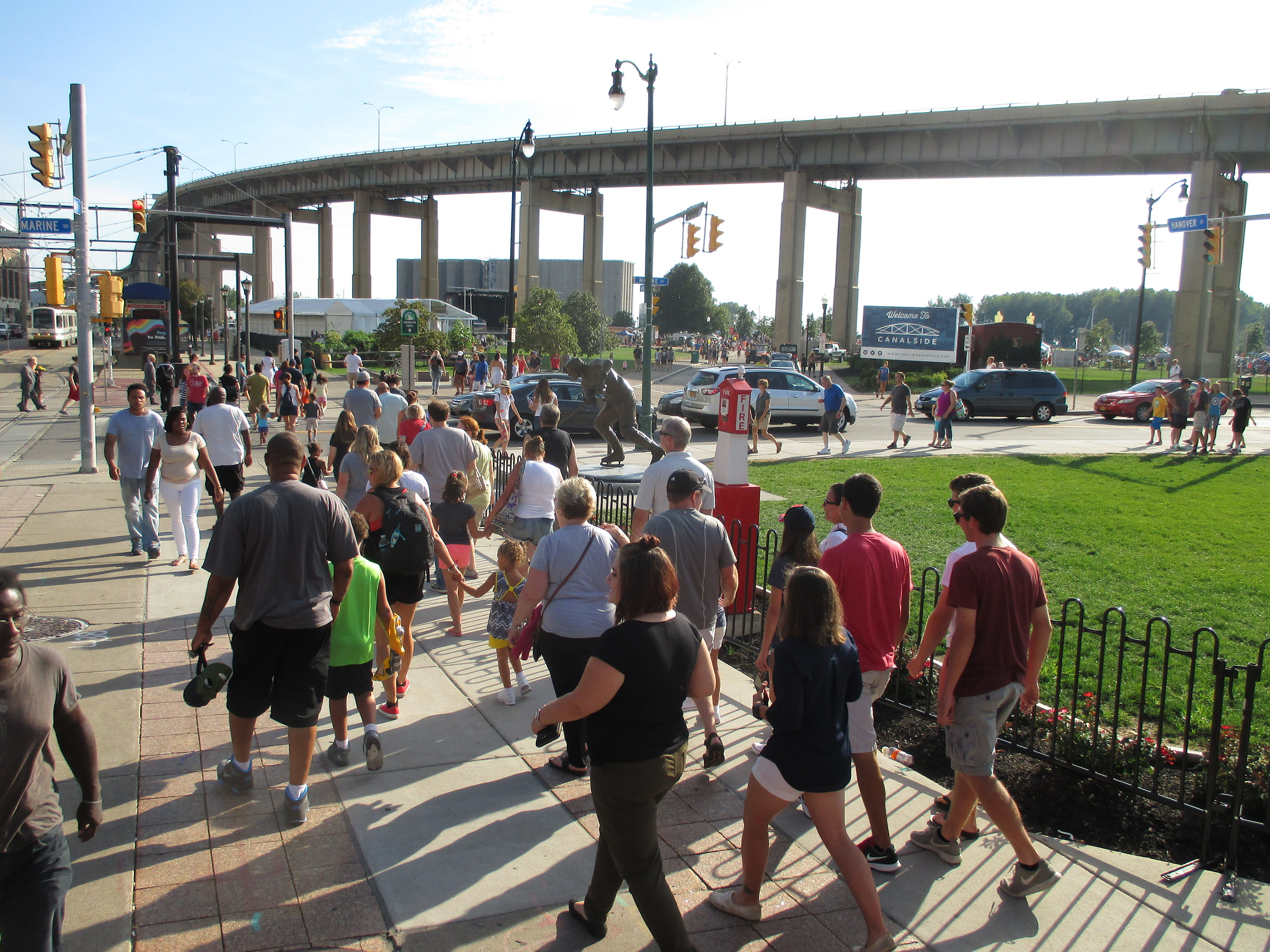 Canon PowerShot ELPH 135 (IXUS 145 / IXY 120) sample photo. Canalside crowd 2 20160827 photography