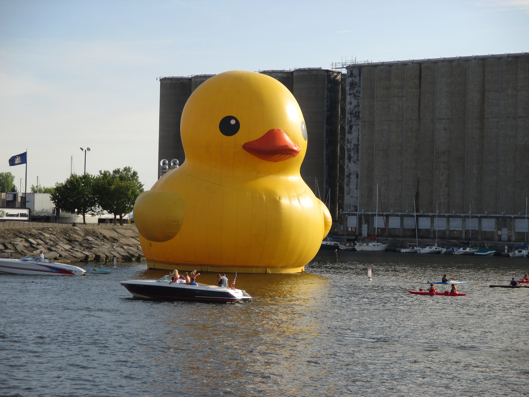 Canon PowerShot ELPH 135 (IXUS 145 / IXY 120) sample photo. World's largest rubber duck 1 20160827 photography