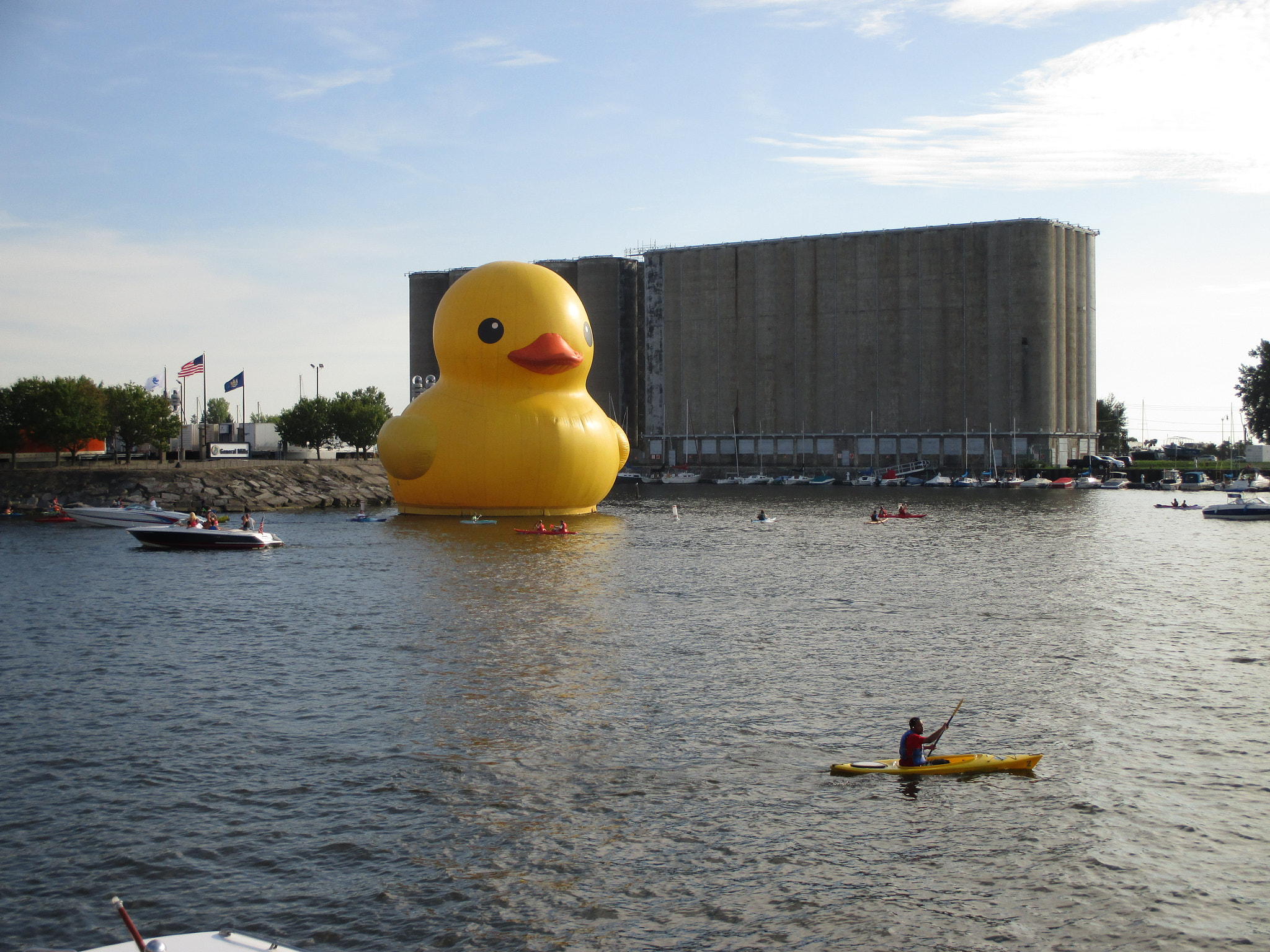 Canon PowerShot ELPH 135 (IXUS 145 / IXY 120) sample photo. World's largest rubber duck 2 20160827 photography