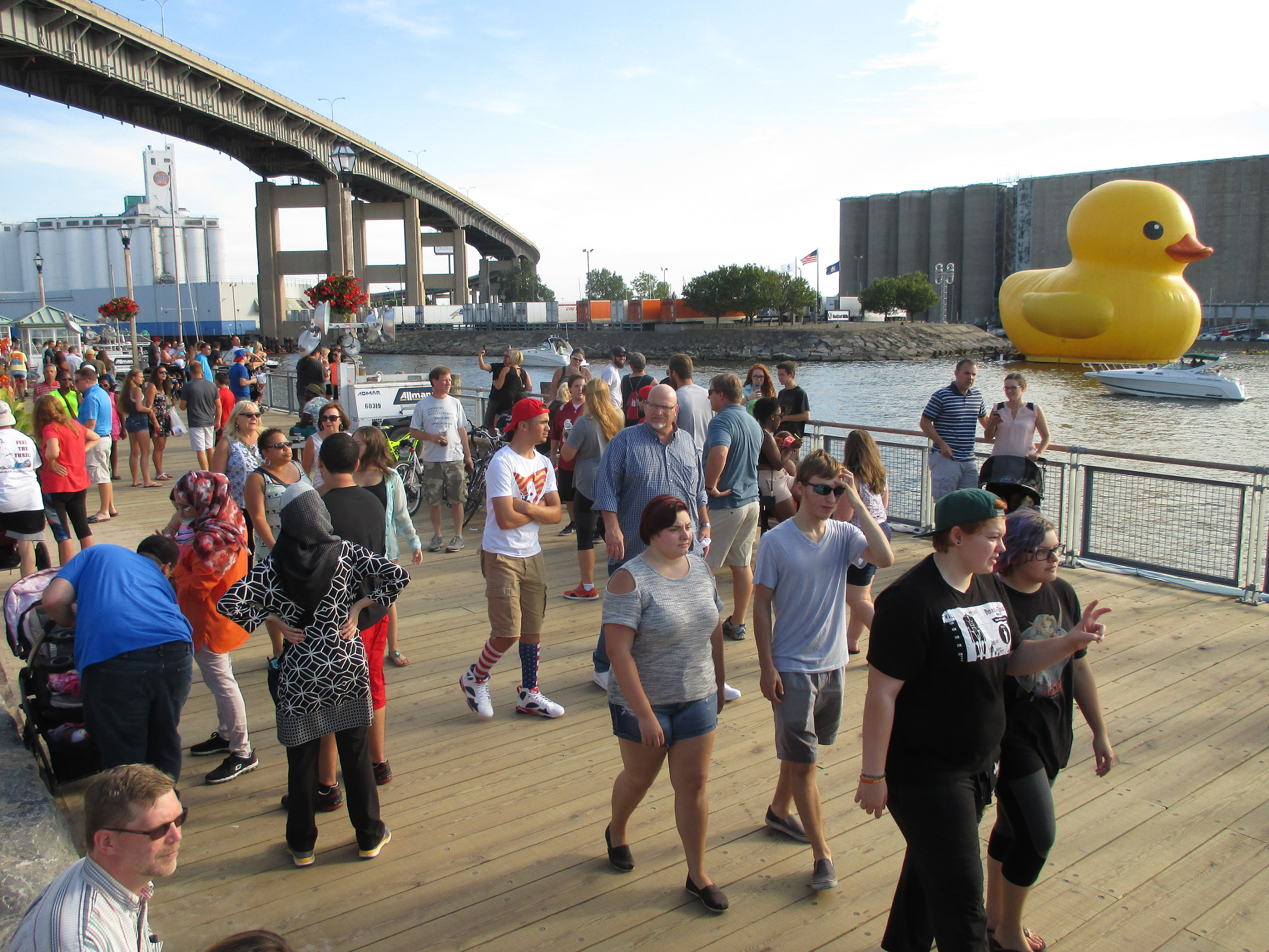 Canon PowerShot ELPH 135 (IXUS 145 / IXY 120) sample photo. Canalside crowd with duck 20160827 photography