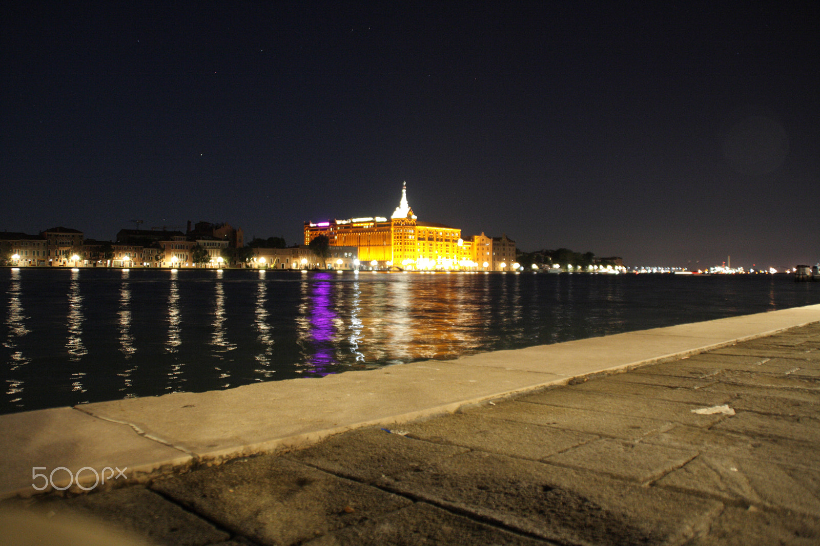 Canon EOS 1000D (EOS Digital Rebel XS / EOS Kiss F) + Canon 18-200mm sample photo. Venice by night "the great dame" photography