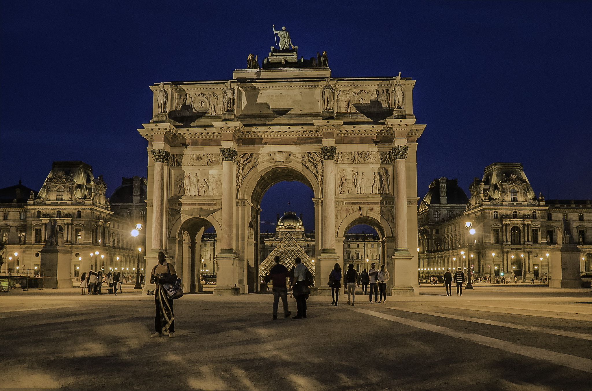 Sony a7S + Sony E 18-200mm F3.5-6.3 OSS sample photo. Evening in paris photography