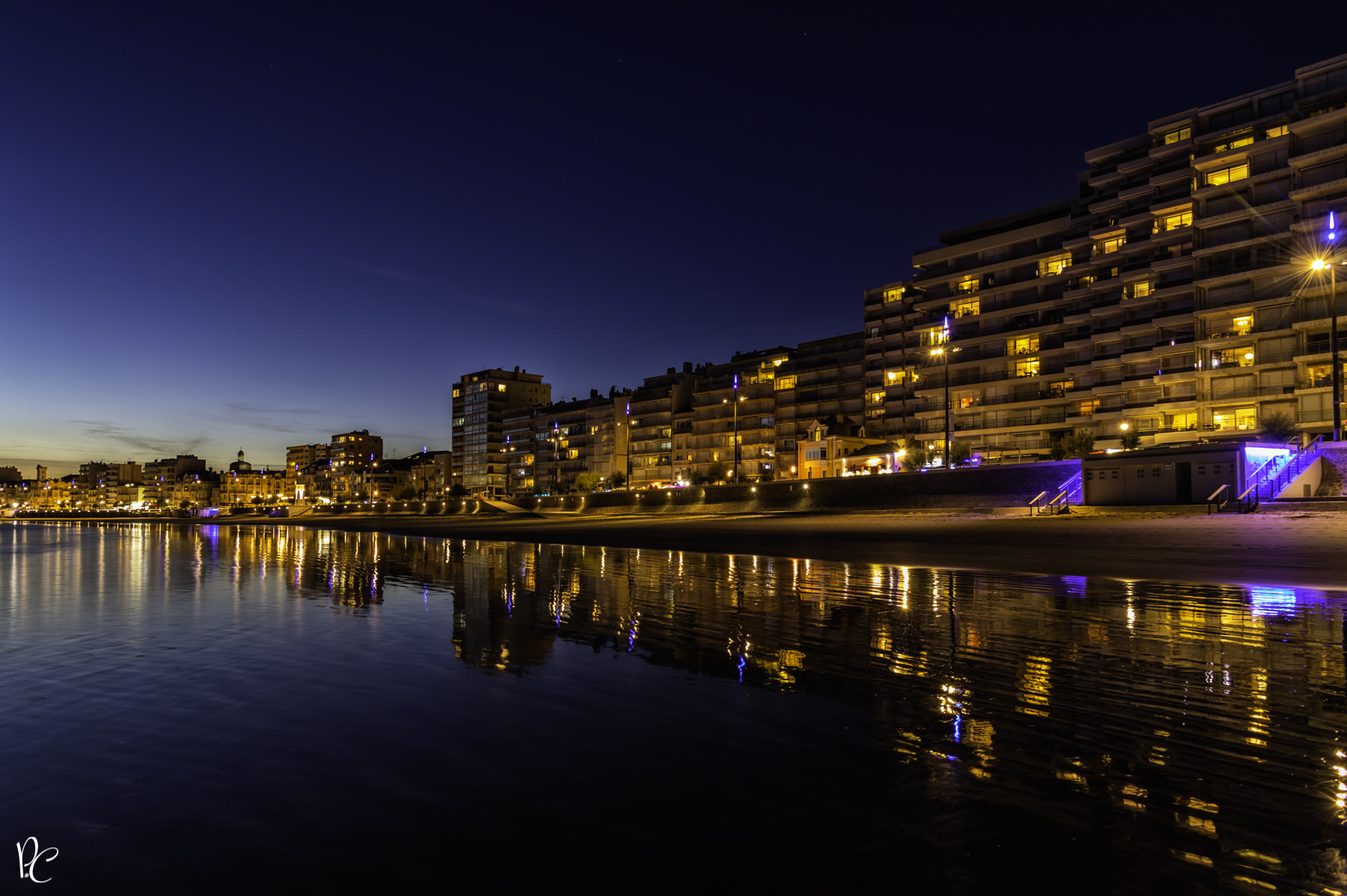 Nikon D4 sample photo. Remblai immeubles reflets plage photography