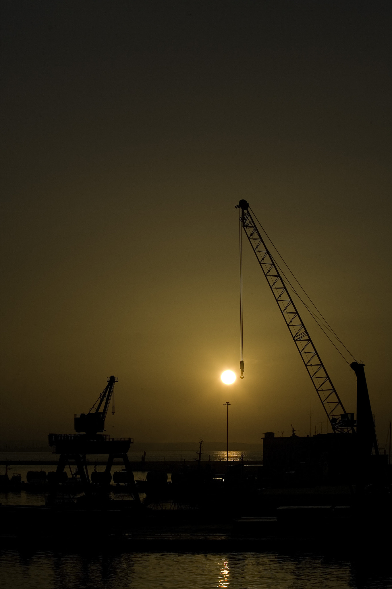 Canon EOS-1D Mark II N + Canon EF 70-210mm f/4 sample photo. Tramonto al porto di ancona photography