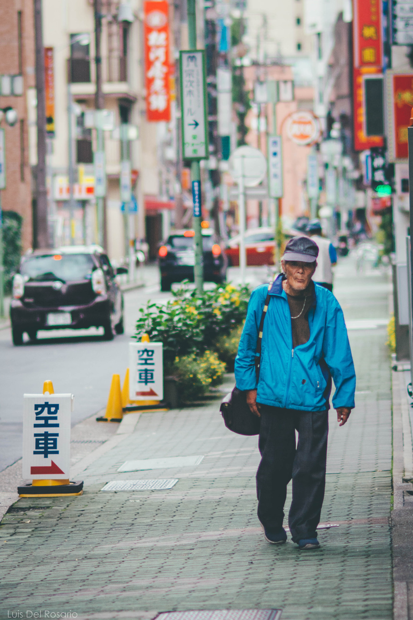 Nikon D7100 + Nikon AF Nikkor 85mm F1.8D sample photo. Walking photography