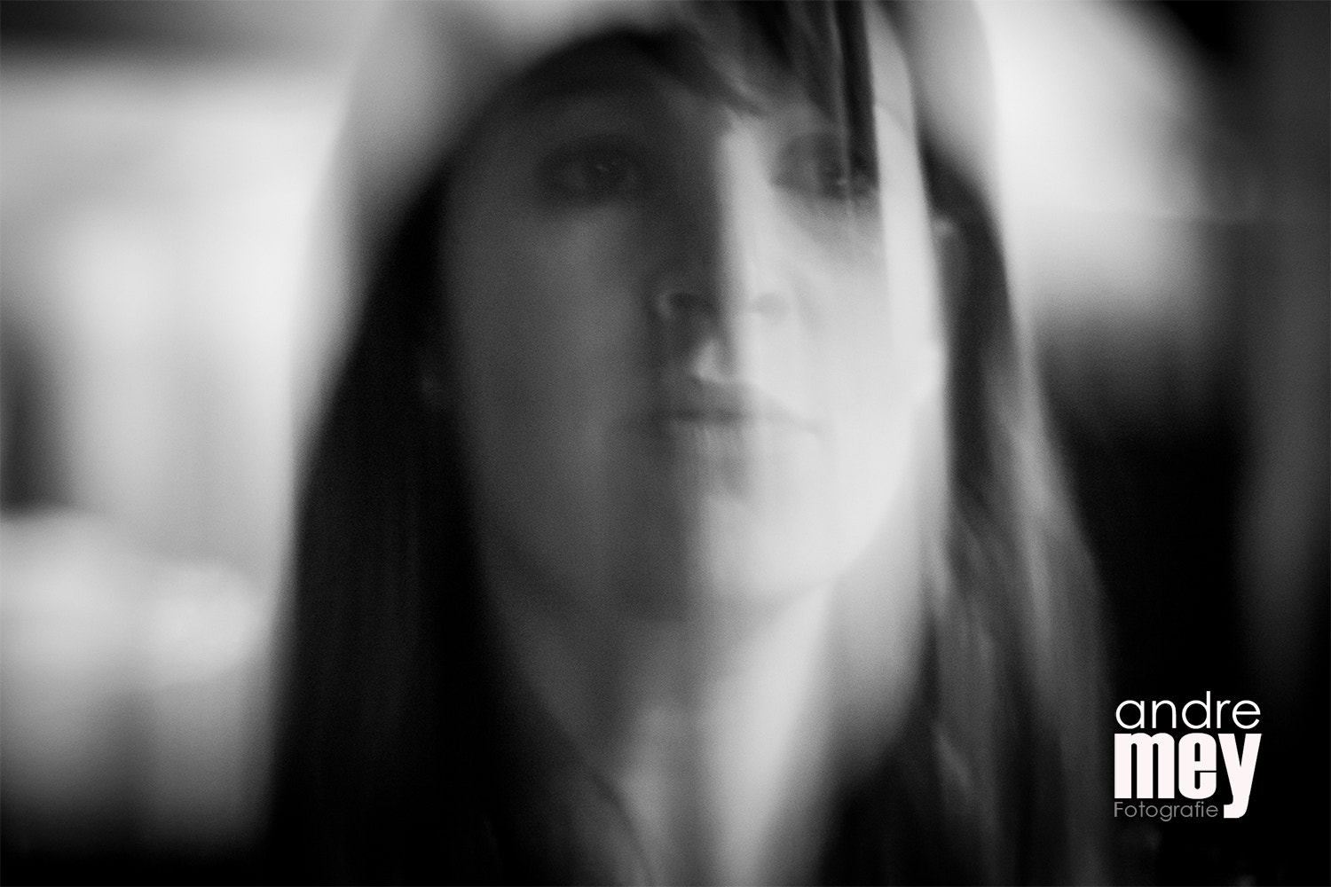 Sony SLT-A77 + Minolta AF 50mm F1.7 sample photo. Women in the dark photography