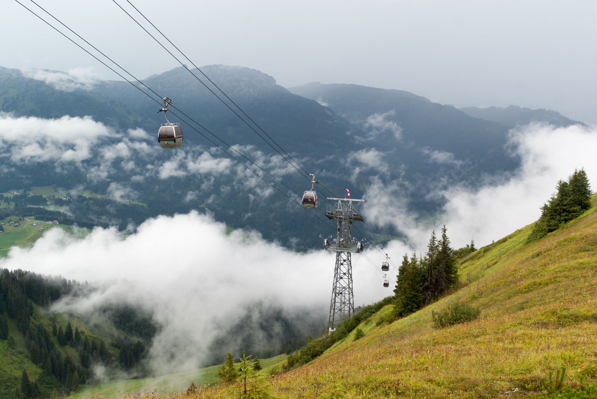 Sony Alpha DSLR-A200 + Minolta AF 28-80mm F3.5-5.6 II sample photo. Cablecar in clouds photography