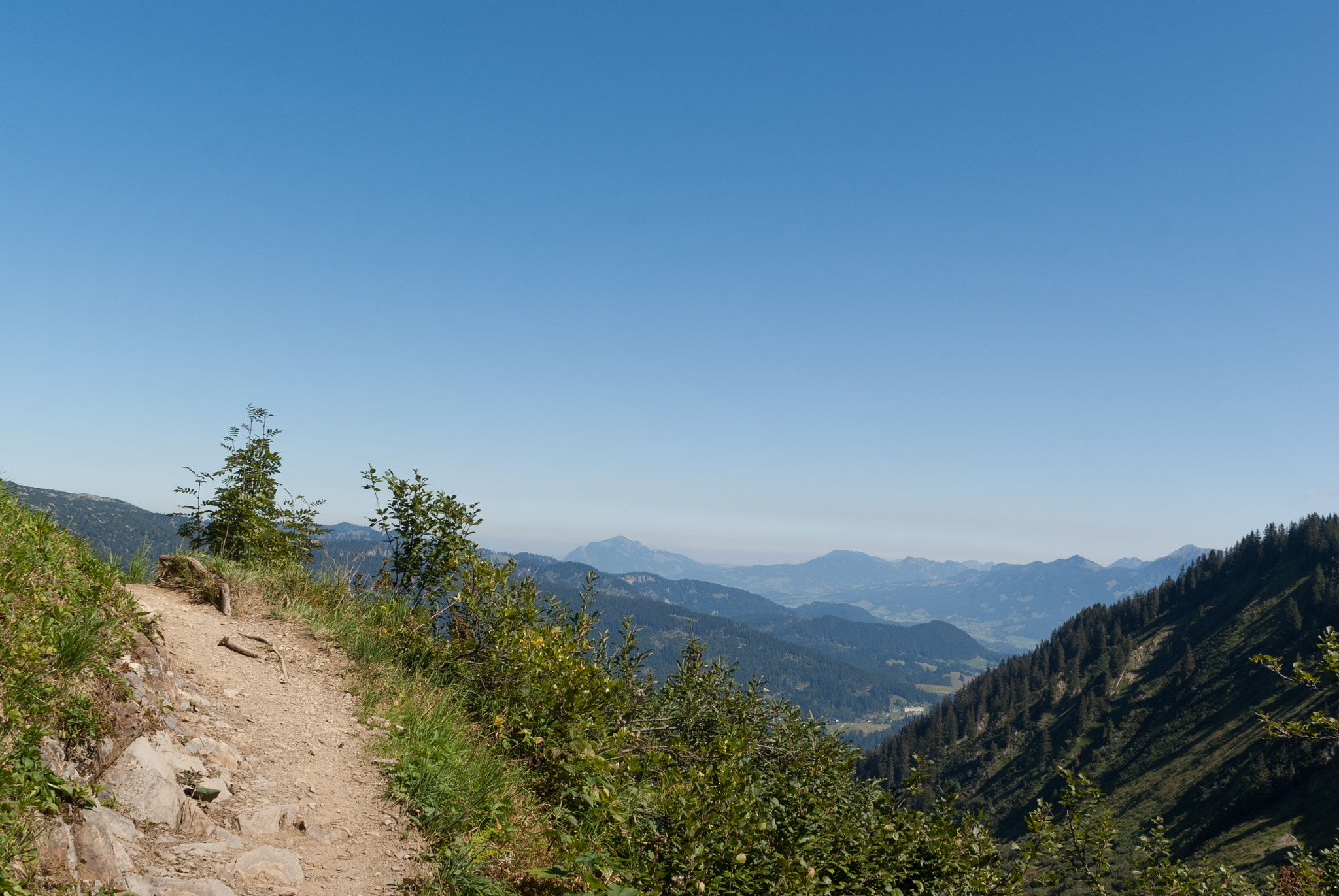 Minolta AF 28-80mm F3.5-5.6 II sample photo. Hiking downhill from the walmendinger horn photography