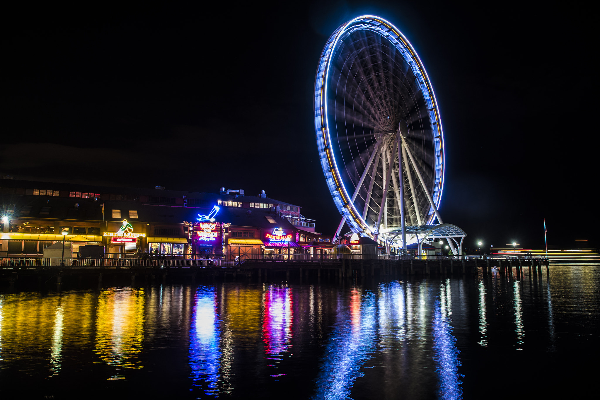 Nikon AF-S Nikkor 17-35mm F2.8D ED-IF sample photo. The seattle great wheel refection photography