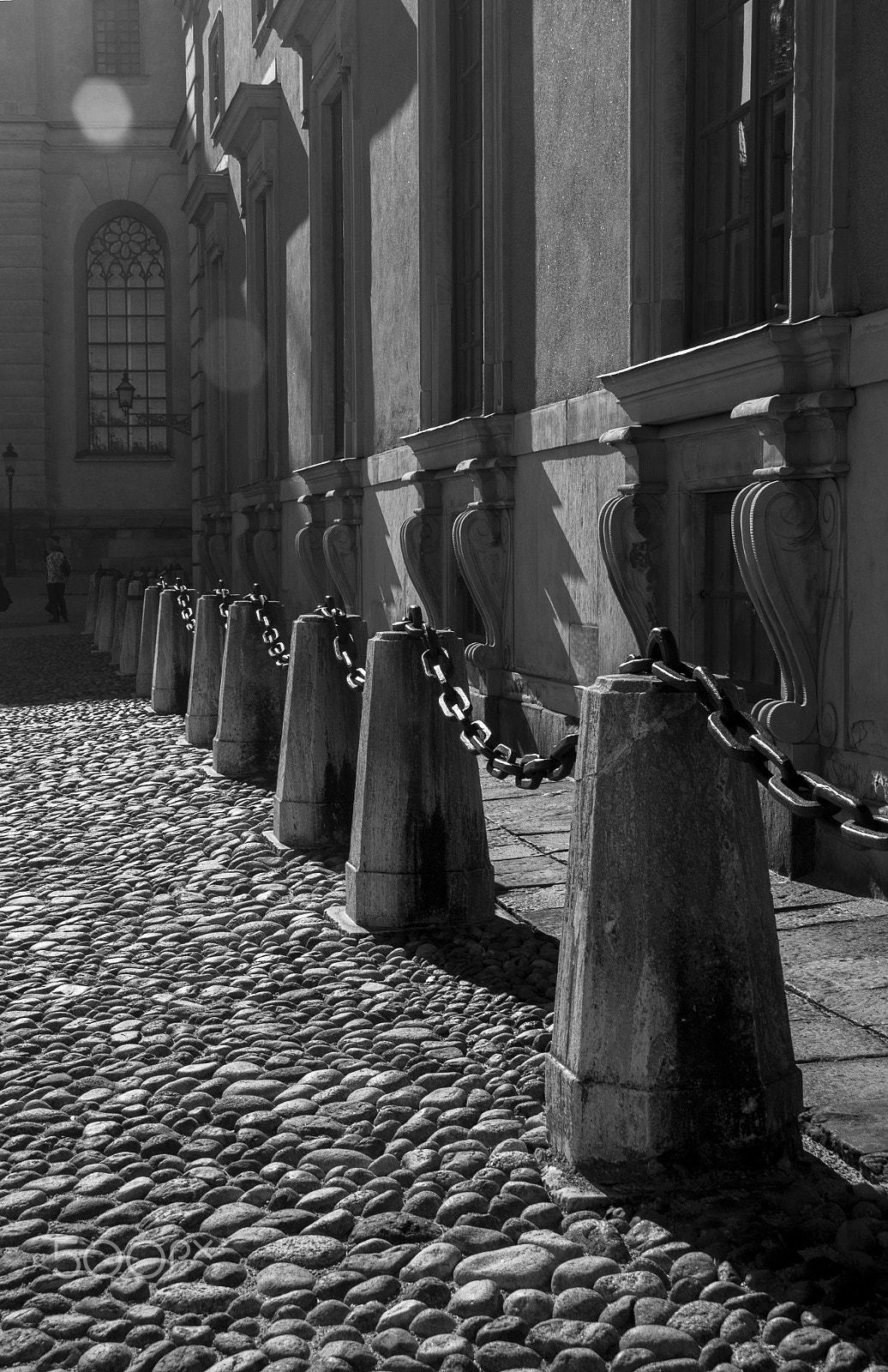 Canon EOS 550D (EOS Rebel T2i / EOS Kiss X4) + Canon EF-S 18-200mm F3.5-5.6 IS sample photo. Chains and cobblestones silhouettes photography