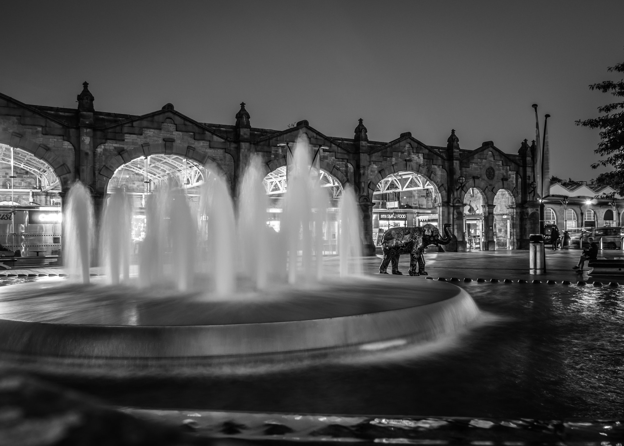 Panasonic Lumix DMC-GX8 + Panasonic Lumix G 14mm F2.5 ASPH sample photo. Fountain at sheffield train station photography