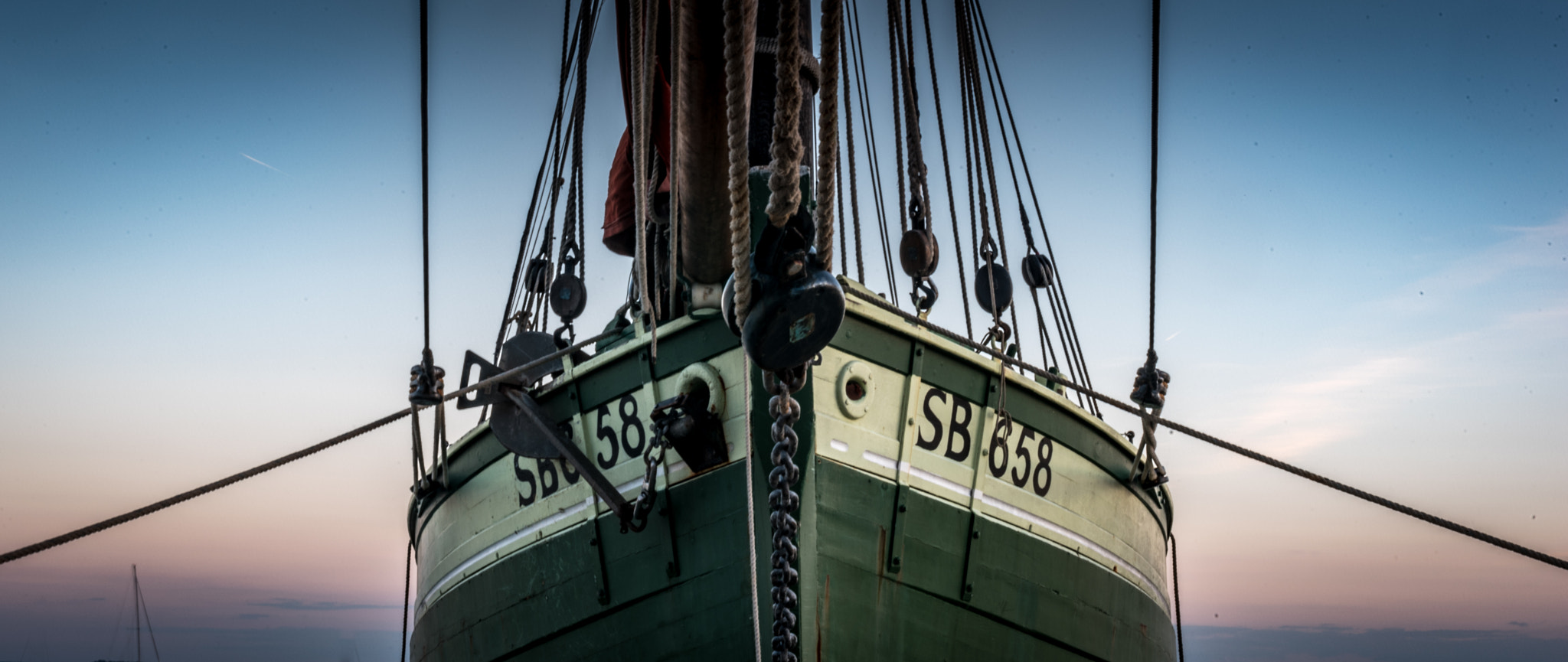 Nikon D750 + Sigma 50mm F2.8 EX DG Macro sample photo. Bateau de pêche photography