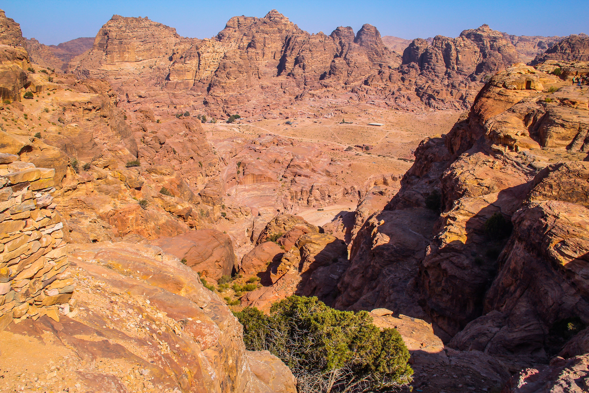 Canon EOS 600D (Rebel EOS T3i / EOS Kiss X5) + Canon EF-S 18-200mm F3.5-5.6 IS sample photo. View on petra ruins from the mountains photography