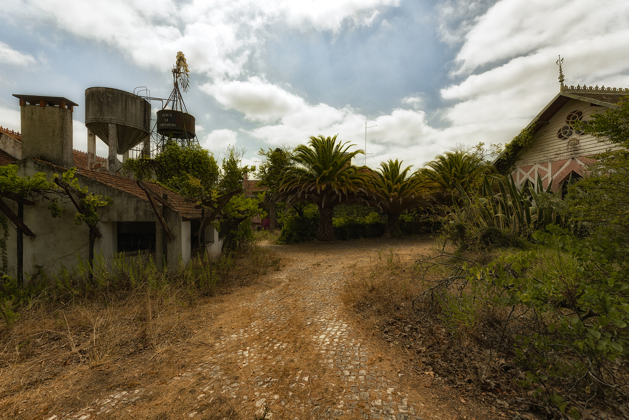 Sigma 8-16mm F4.5-5.6 DC HSM sample photo. Abandonar photography
