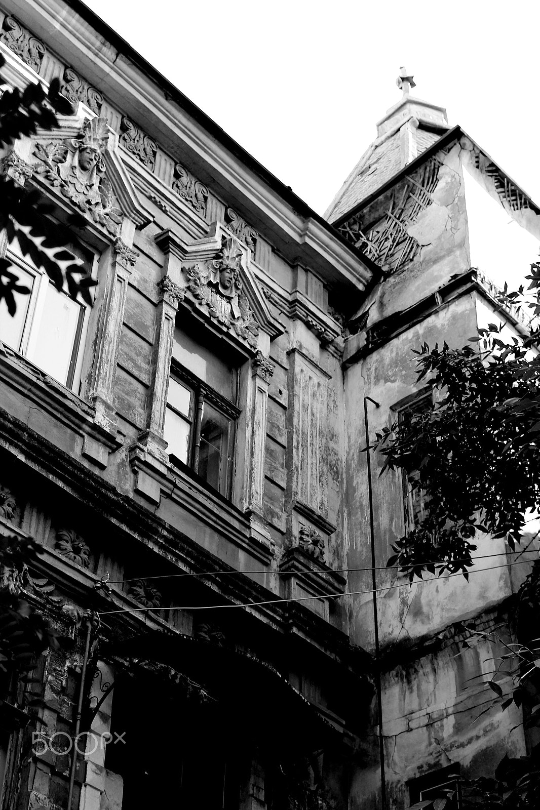 Canon EOS 1300D (EOS Rebel T6 / EOS Kiss X80) + Canon EF 40mm F2.8 STM sample photo. Old mansion photography