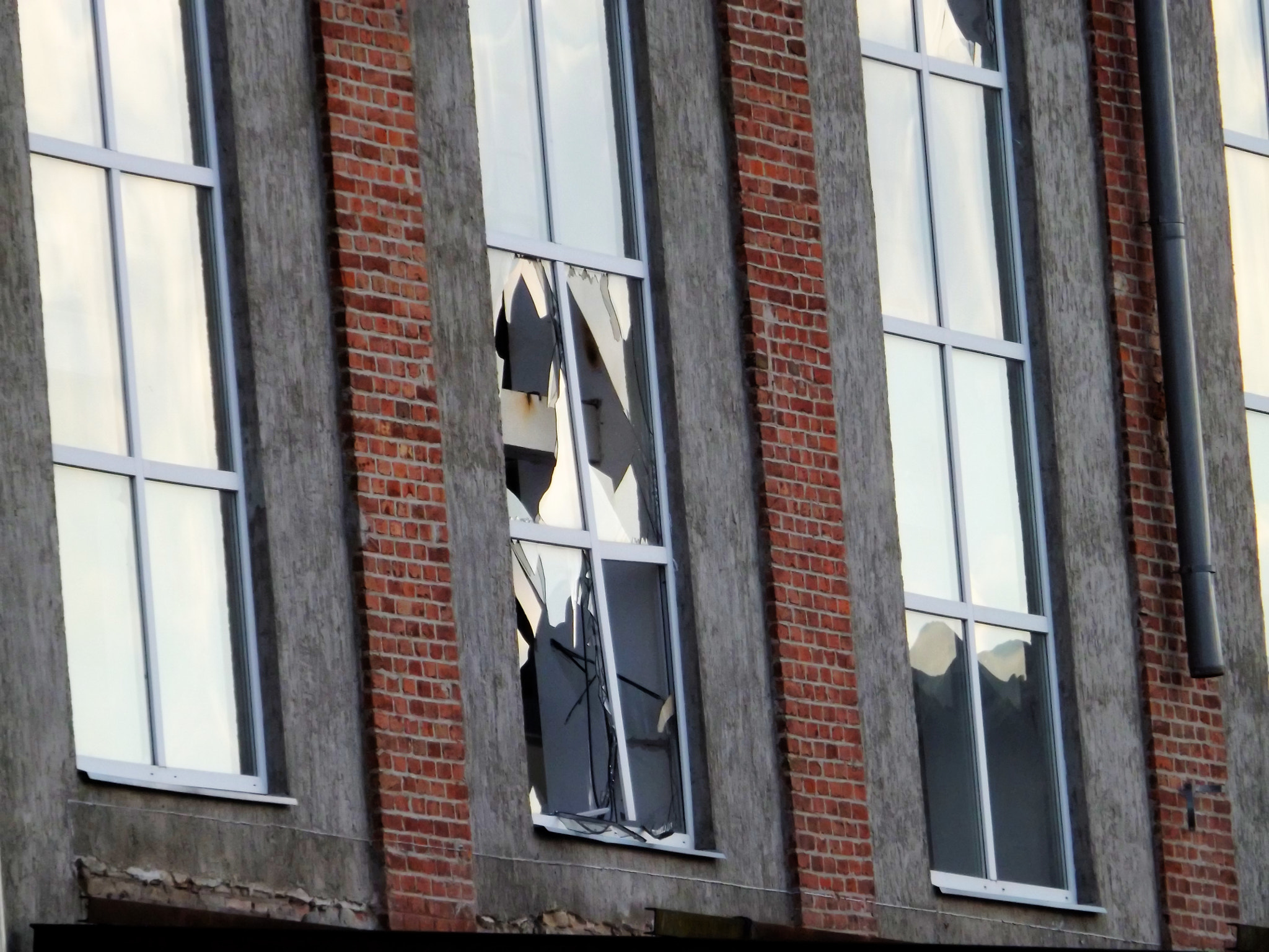 Fujifilm FinePix SL300 sample photo. Broken window photography