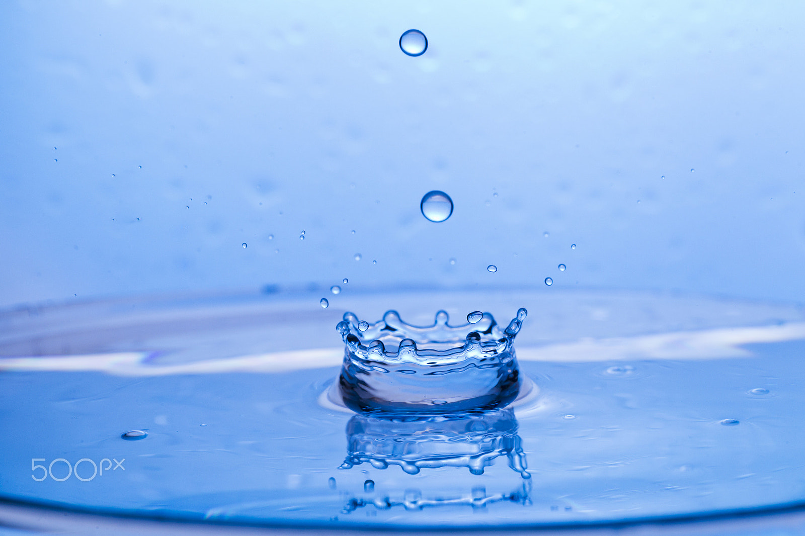 Canon EF 100mm F2.8L Macro IS USM sample photo. Drops, sprays, splashes of water on a colorful background photography