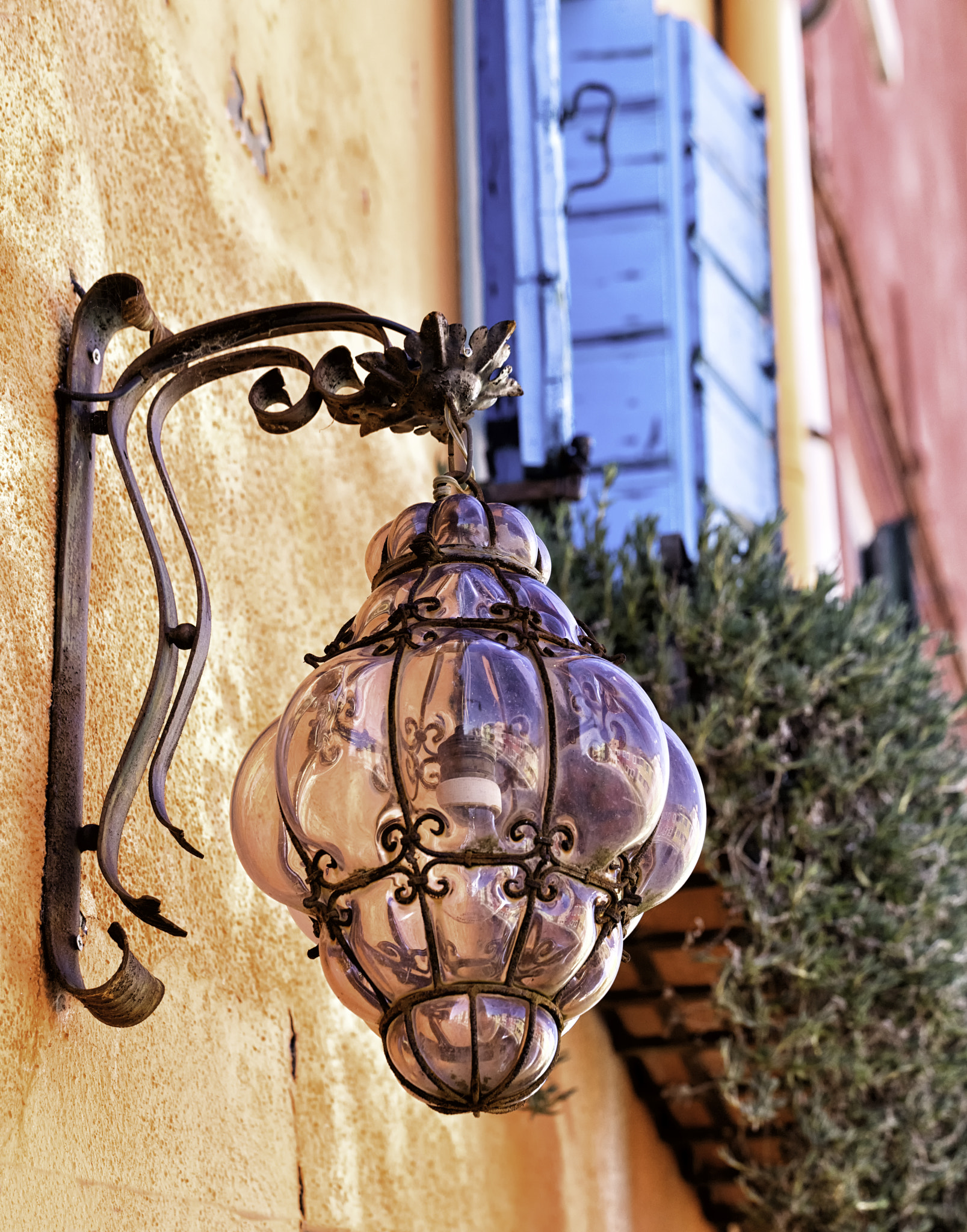 Canon EOS 5DS + Canon EF 100mm F2.8L Macro IS USM sample photo. Burano streetlamp photography