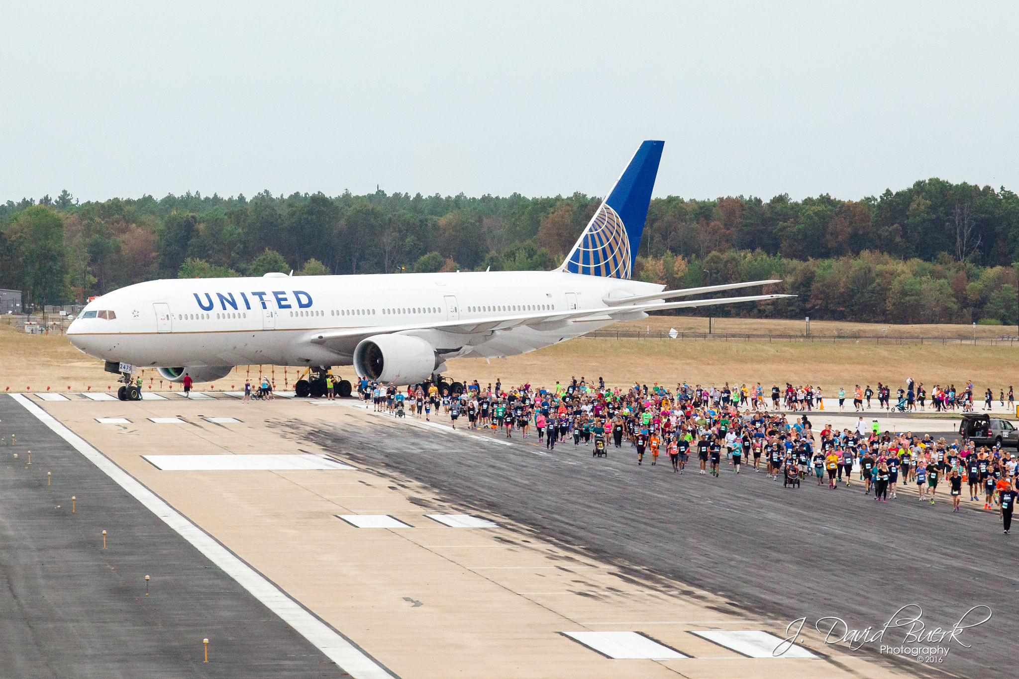 Canon EOS 5D Mark II + Canon EF 70-200mm F2.8L IS II USM sample photo. 2016 dulles day plane pull and 5k / 10k photography