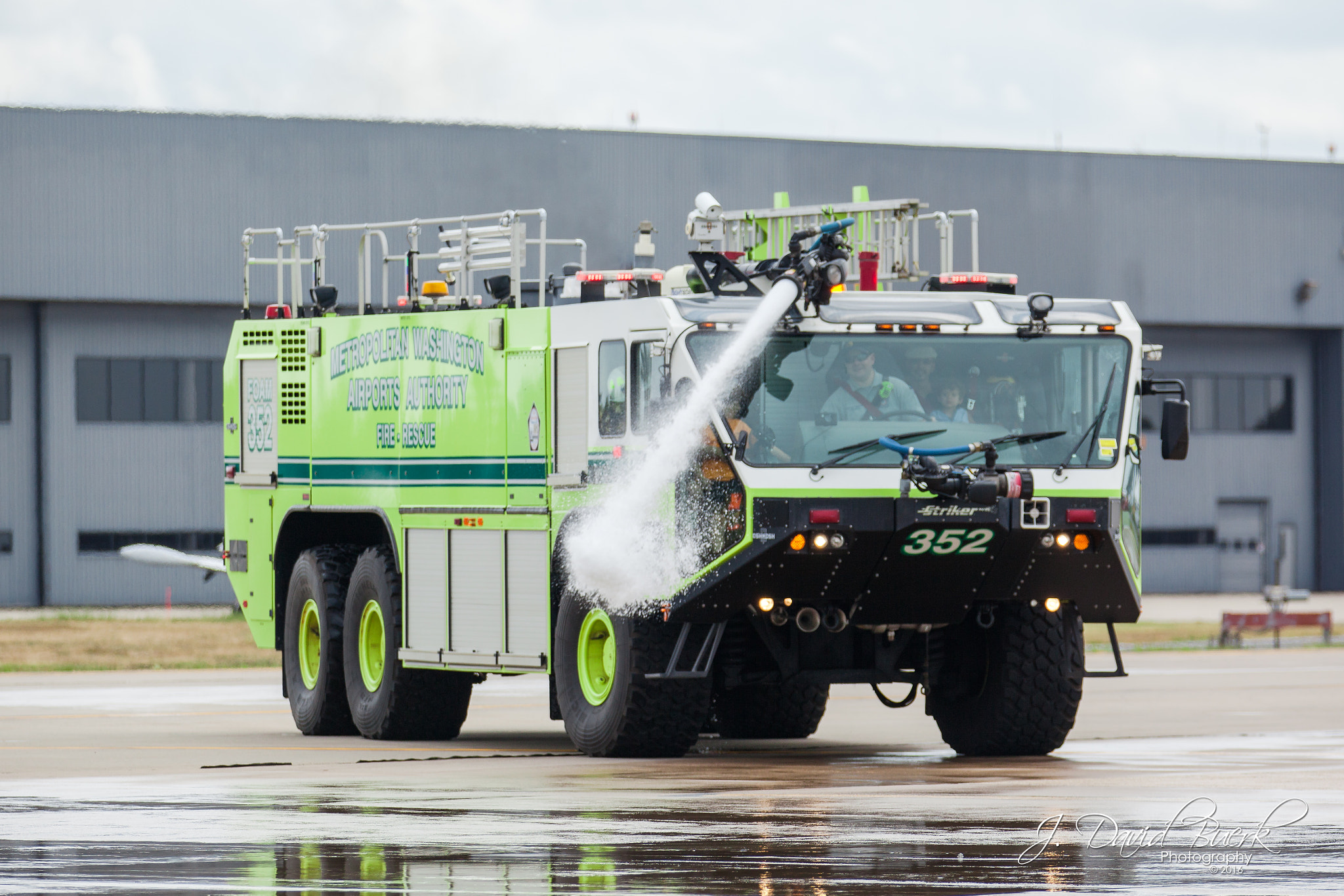 Canon EOS 5D Mark II + Canon EF 70-200mm F2.8L IS II USM sample photo. 2016 dulles day plane pull and 5k / 10k photography