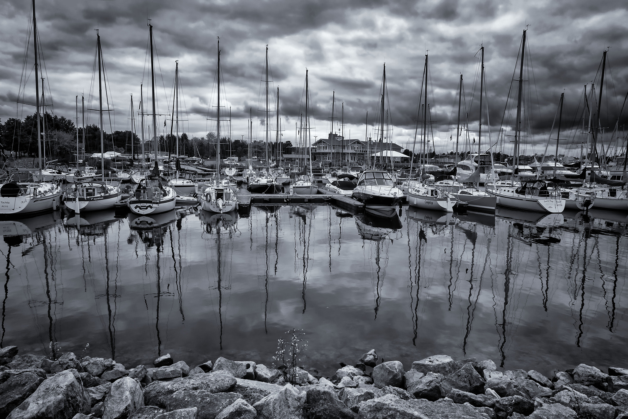 Fujifilm XC 16-50mm F3.5-5.6 OIS sample photo. Lakefront promenade park photography