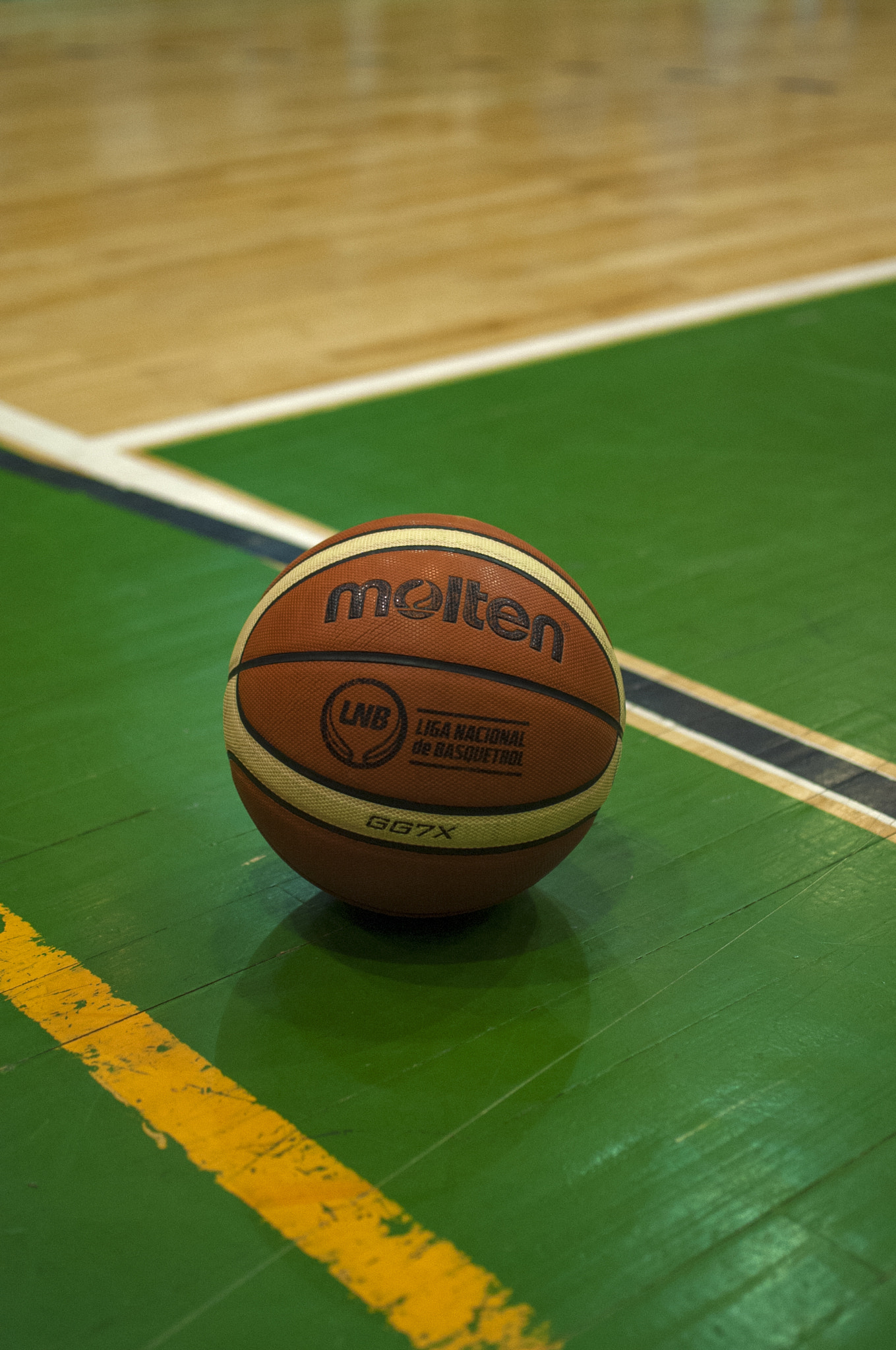 Nikon D700 + Nikon AF-S DX Nikkor 35mm F1.8G sample photo. Balón oficial de la liga nacional de basquet photography