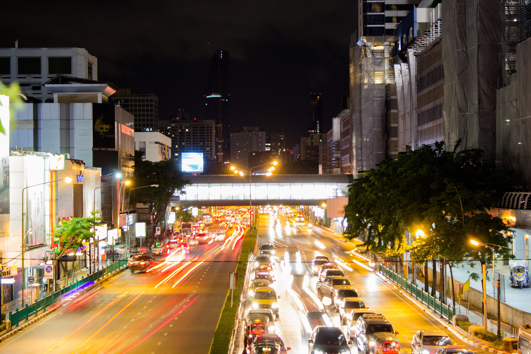 Canon EF-S 18-55mm F3.5-5.6 III sample photo. Bangkok night life photography