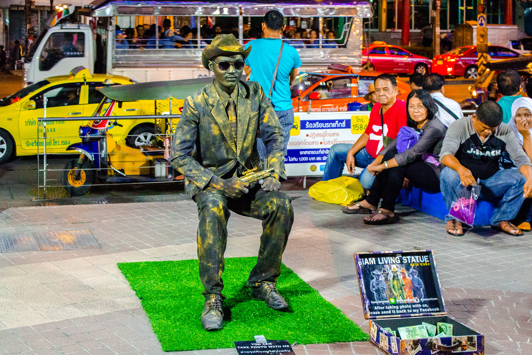 Canon EF-S 18-55mm F3.5-5.6 III sample photo. Street entertainer photography