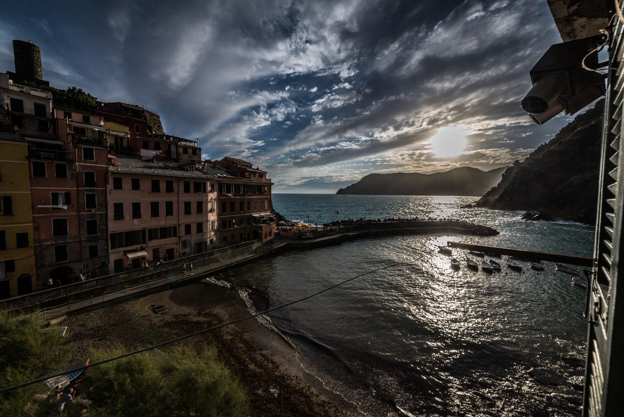 Sigma 12-24mm F4.5-5.6 II DG HSM sample photo. Last lights....from the window ! photography